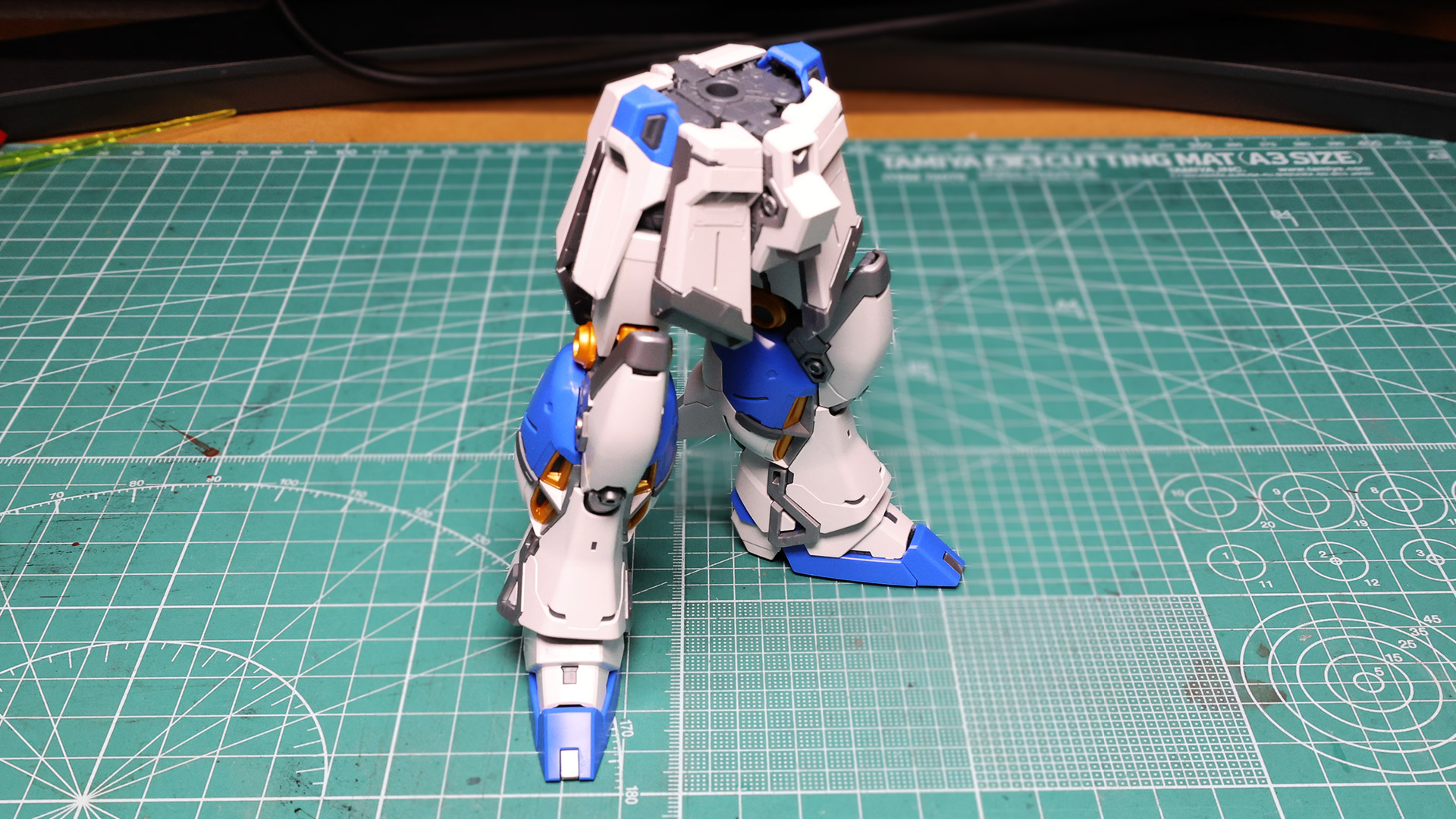 脚部を取り付けてみると素晴らしい密度感