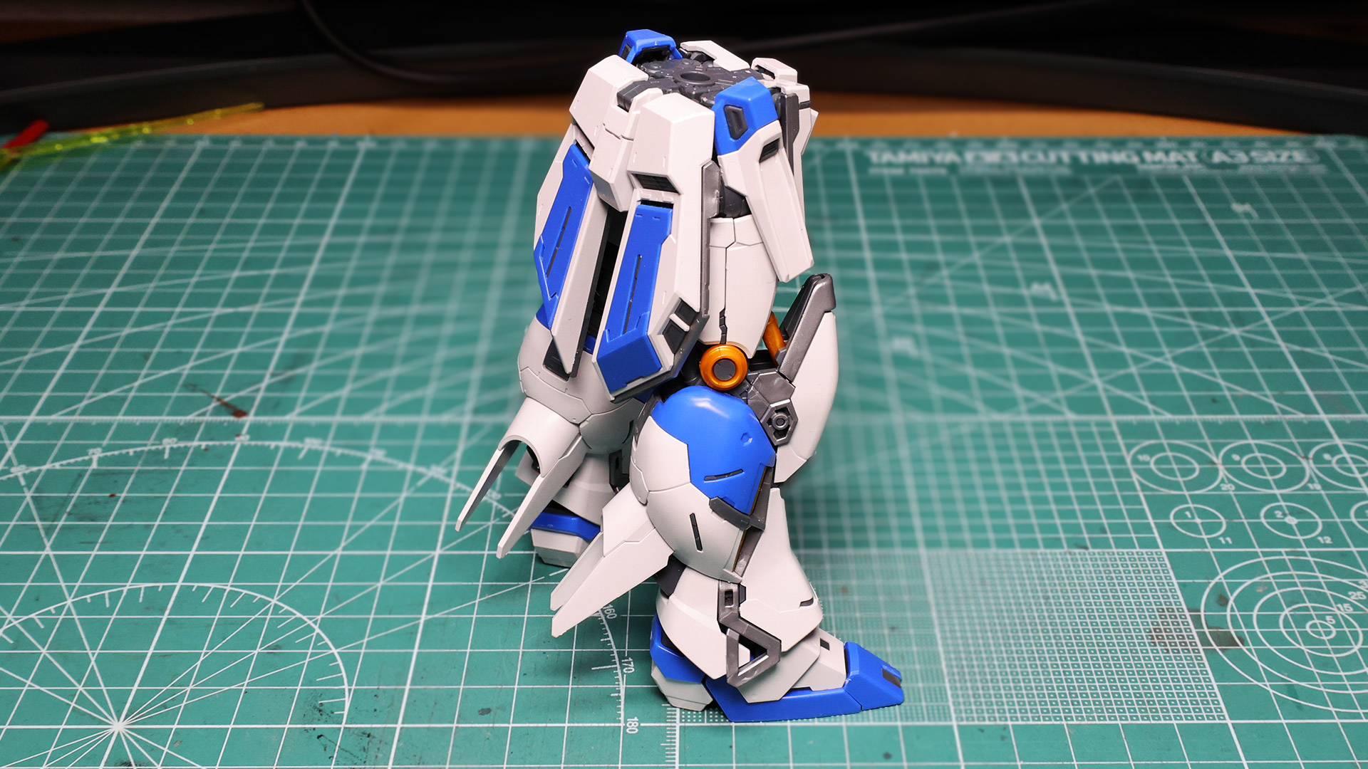 脚部を取り付けてみると素晴らしい密度感