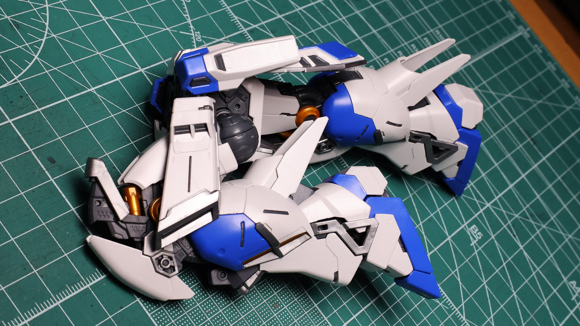 フロントアーマーを横に逃がすと……