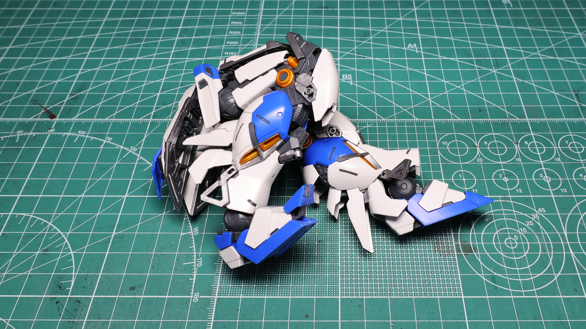 脚部の可動まで含めるともう、なにがなんだか……とにかくとても動きます