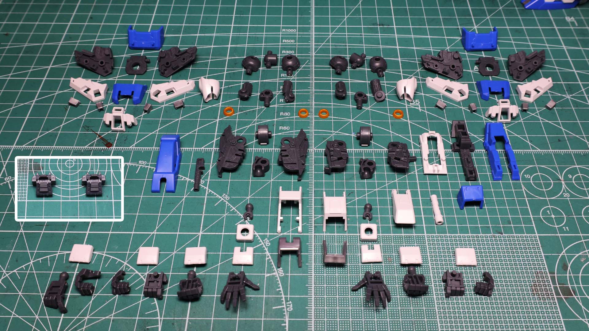 ほぼ挟み込み構造の部位となっていて、トリッキーな組み立てはありません