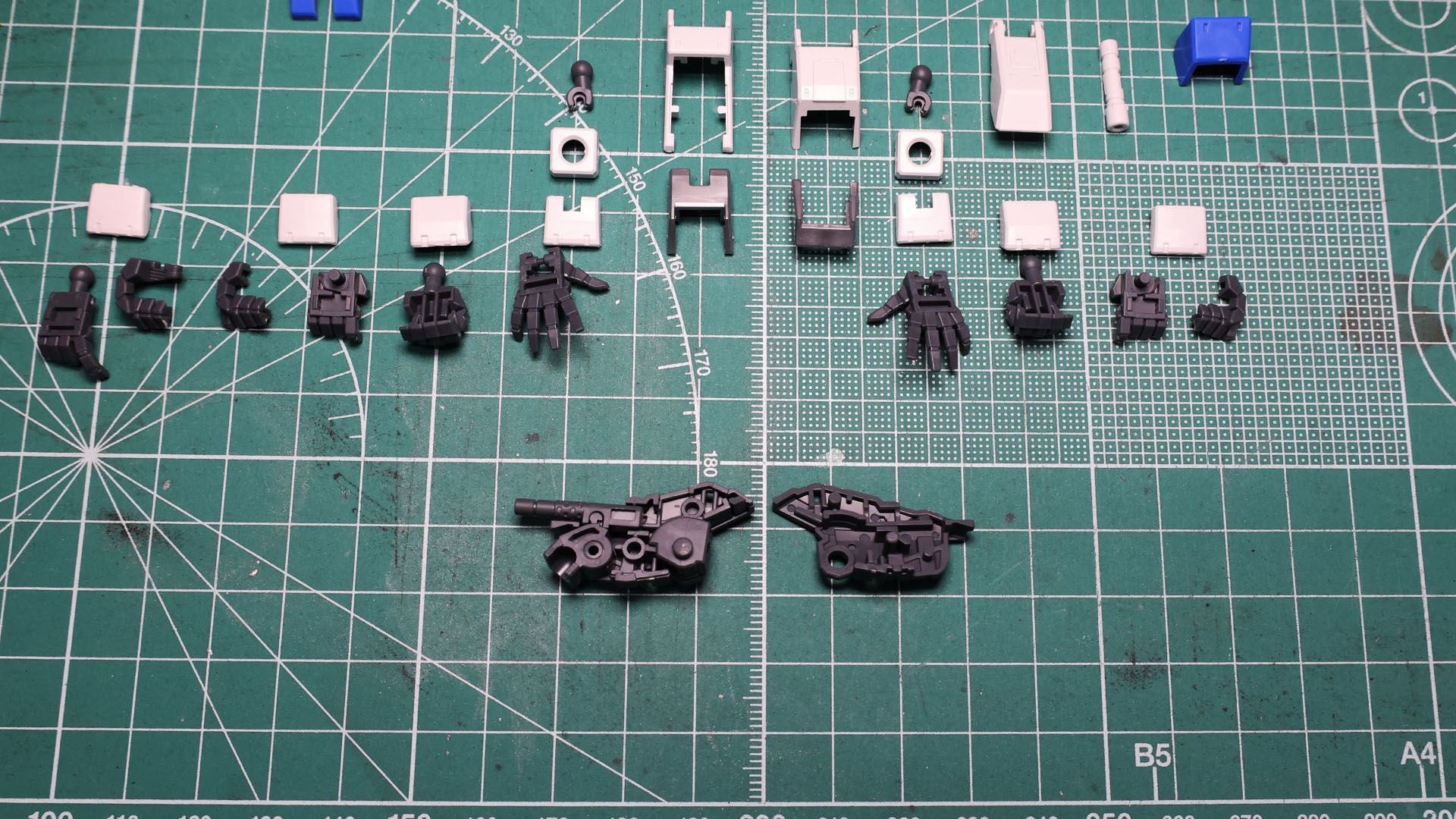 右手には手首を折り曲げると連動して伸縮するビーム・ガンがあります