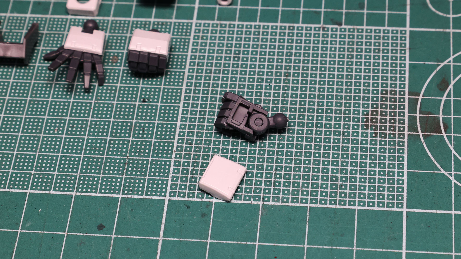 手首は左右3種類でそれぞれ可動が異なります。サーベル用の手首は回転するタイプです。平手はのけぞり、握り手と銃器用は固定となっています