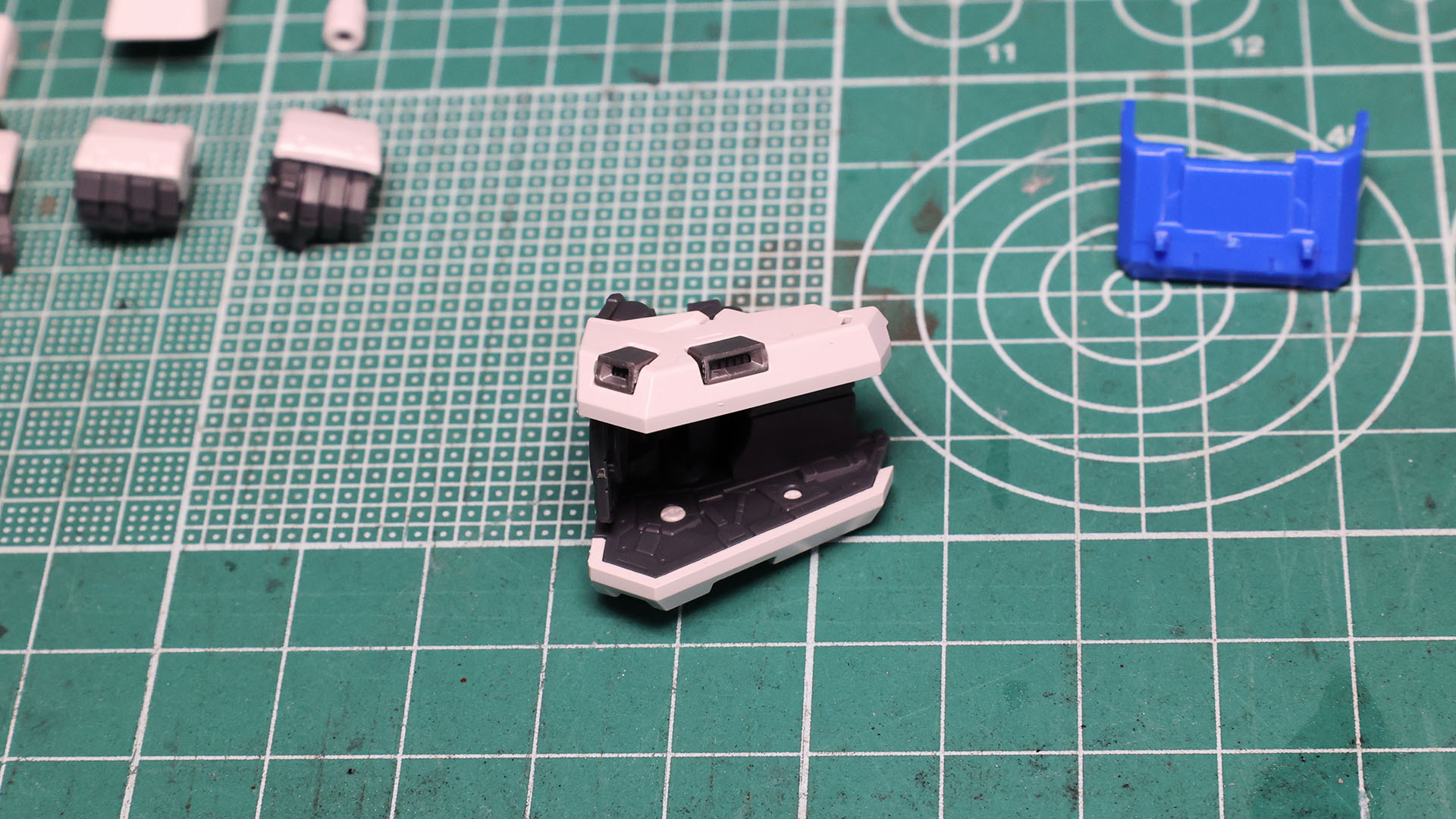 肩のバーニアはとても小さいパーツで少々タイトですので注意しながら押し込みます