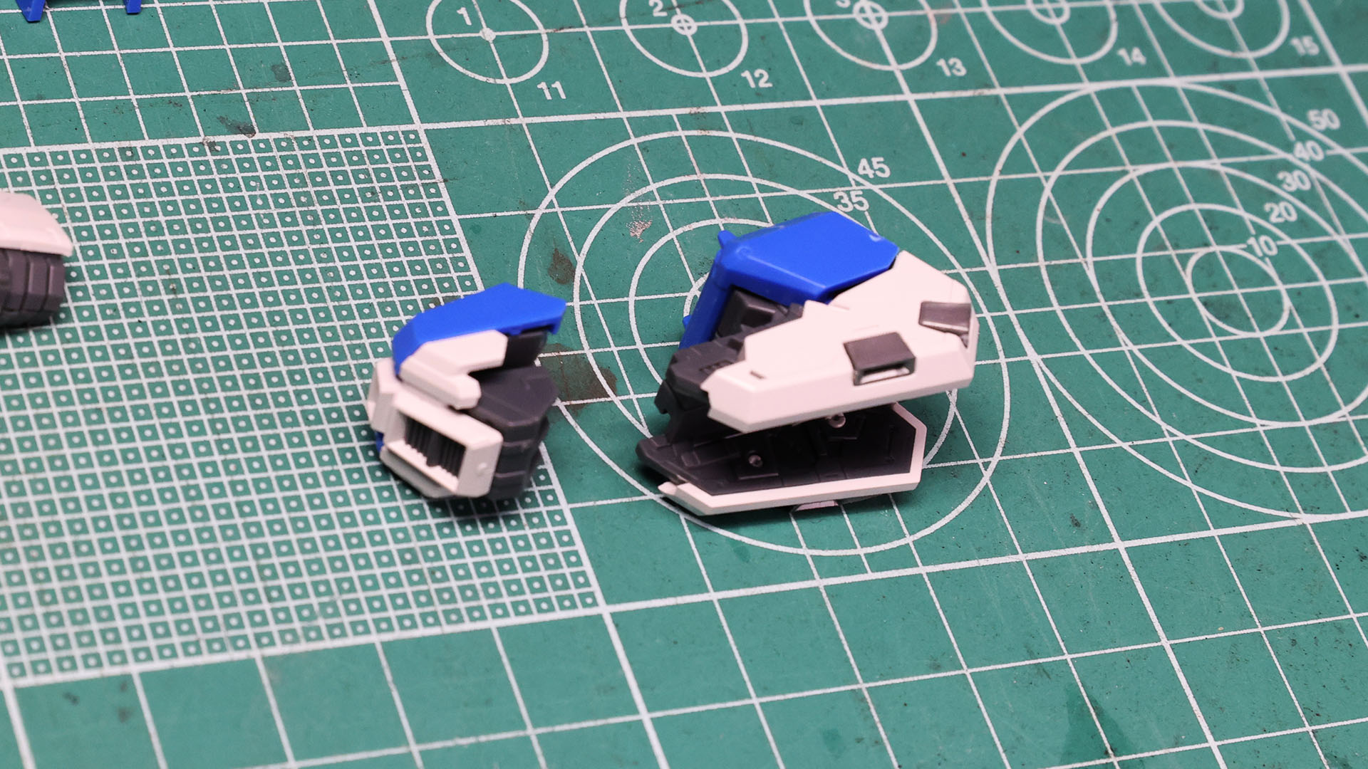 肩パーツは組んでみると大きく（太く）感じます