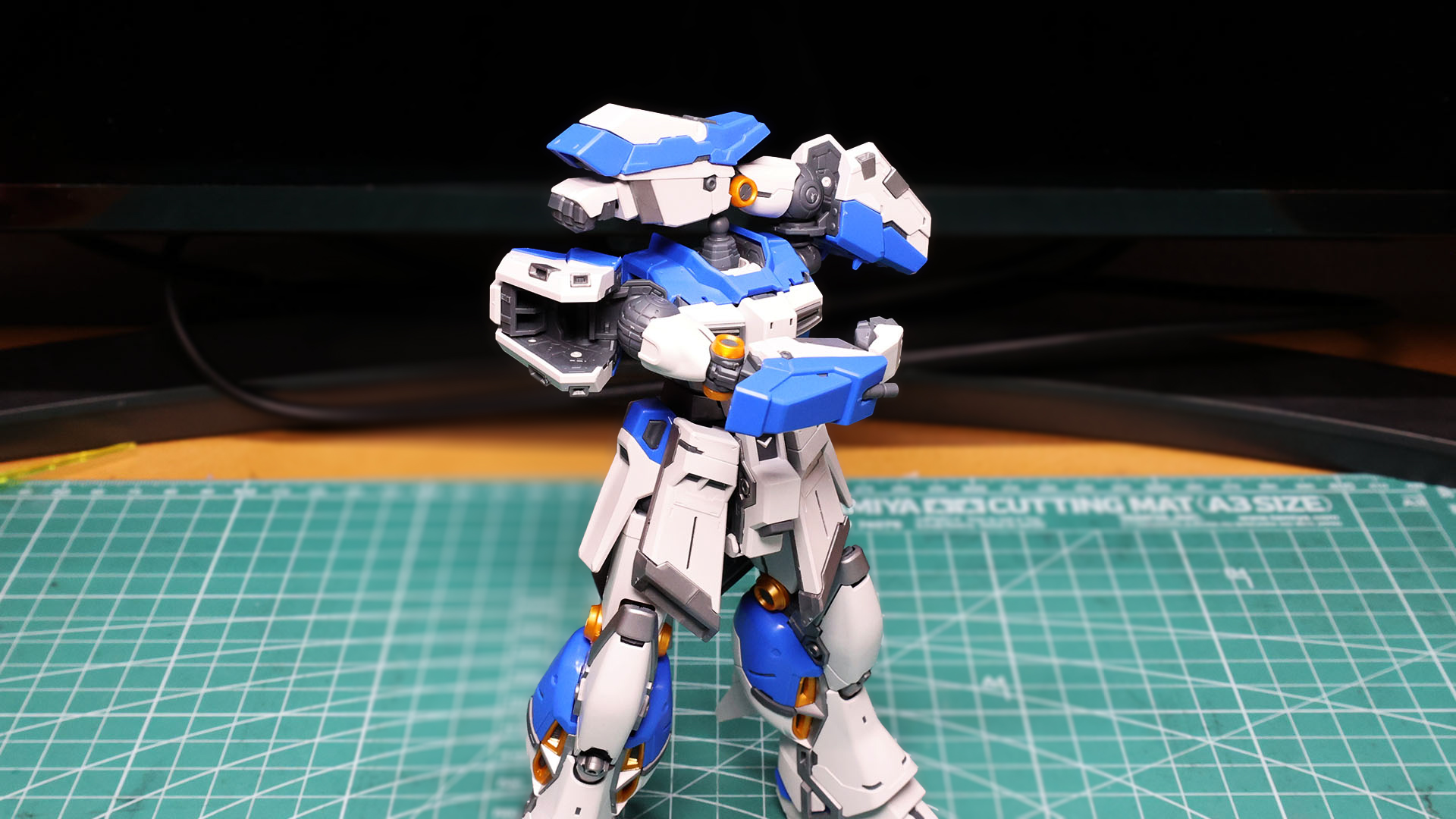 本体に組み付けてみました。まだ頭部がないのでこういう可動もさせられます