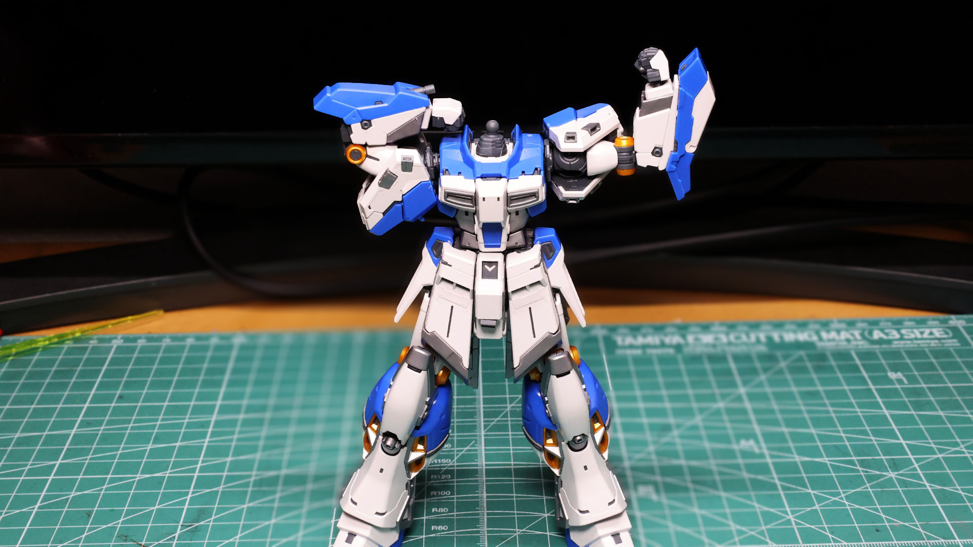 肘の回転軸で表情が1つ豊かになります