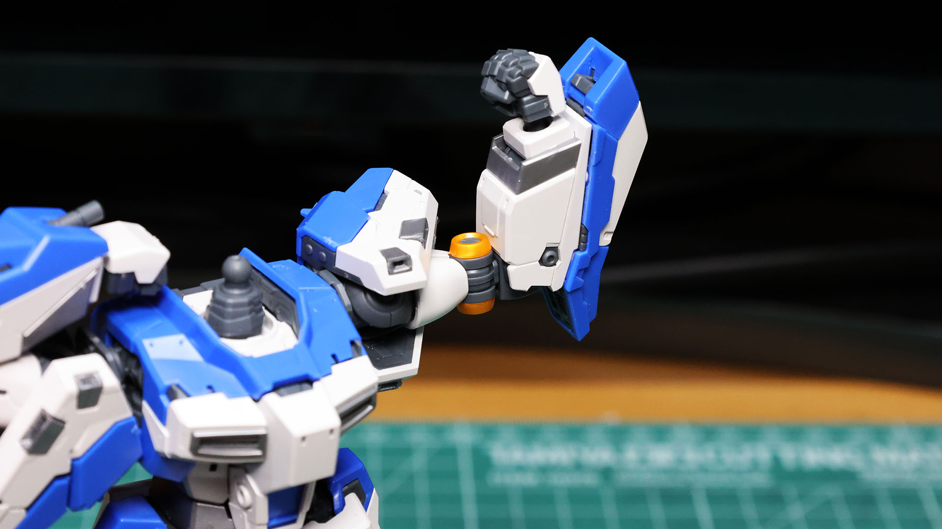 肘の回転軸で表情が1つ豊かになります