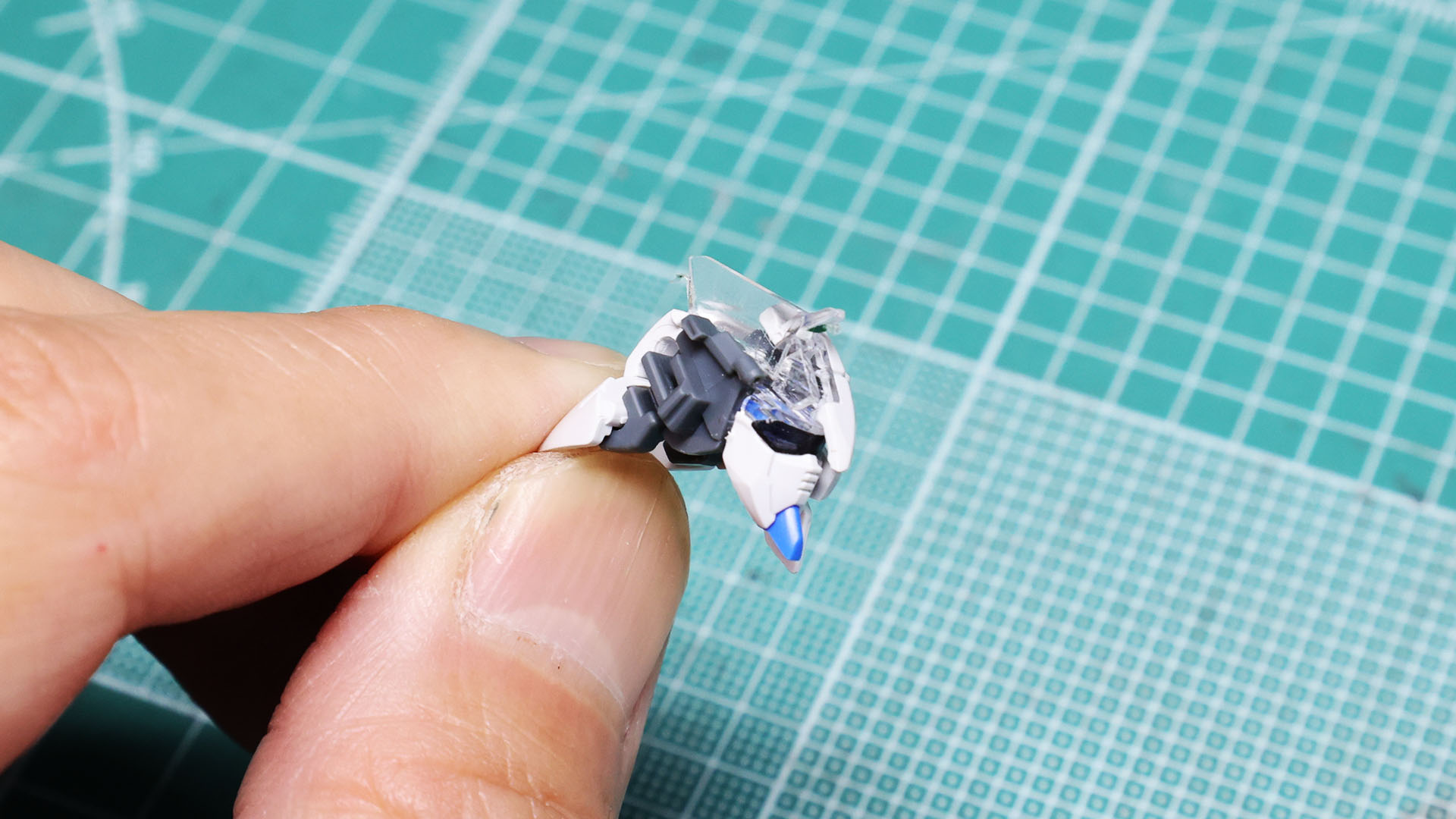 後ろ襟は可動します