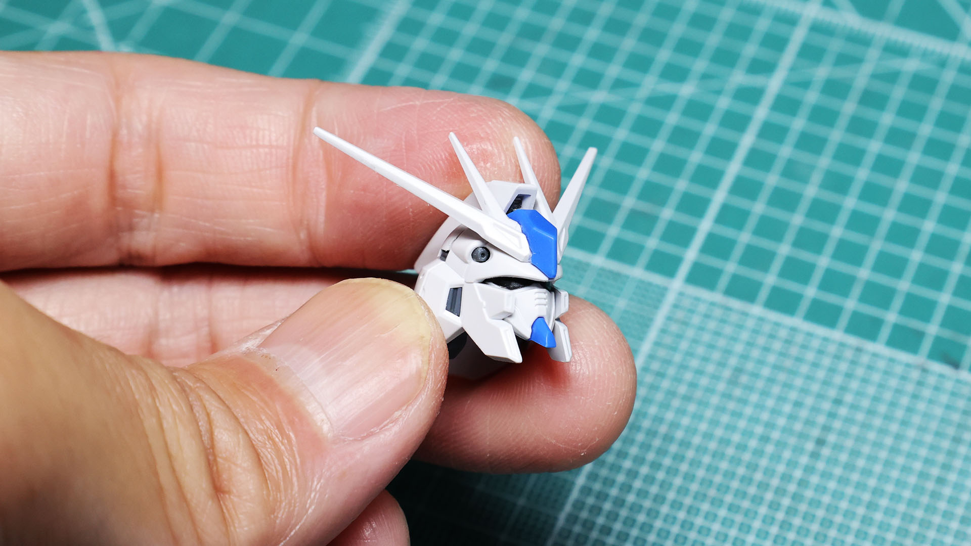 シャープで小顔な頭部が完成