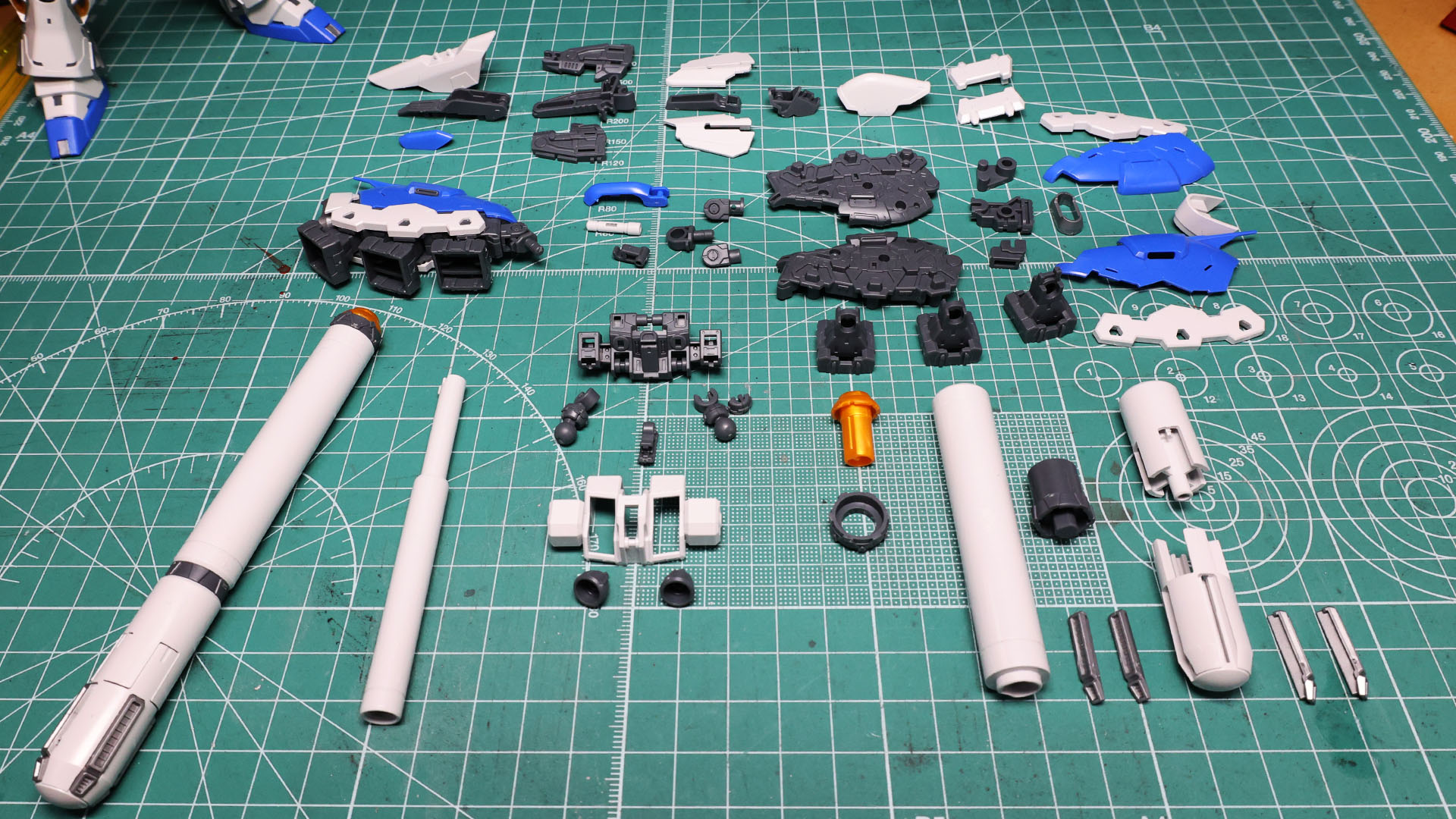 片側を組んであります。写真上側がセンターブロックのパーツです