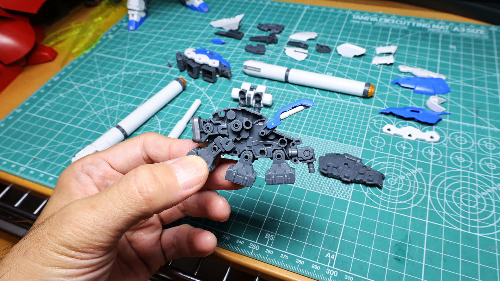 ちょっとした可動にしか見えなくて申し訳ないのですが、先端の基部とバーニアが連動します