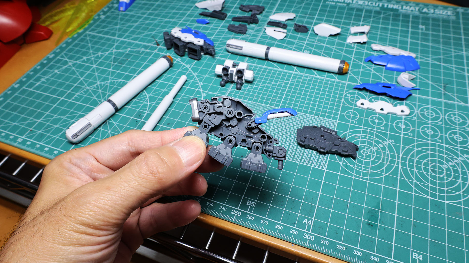 ちょっとした可動にしか見えなくて申し訳ないのですが、先端の基部とバーニアが連動します