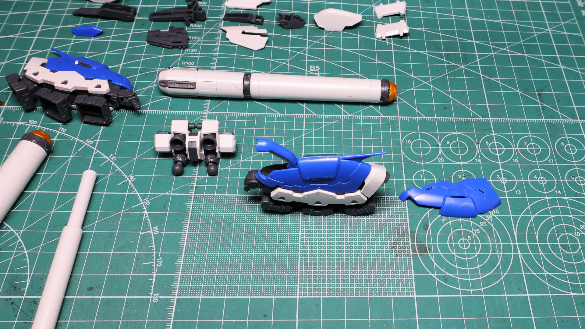 ビーム・サーベルのラックは引き出して跳ね上げる形です