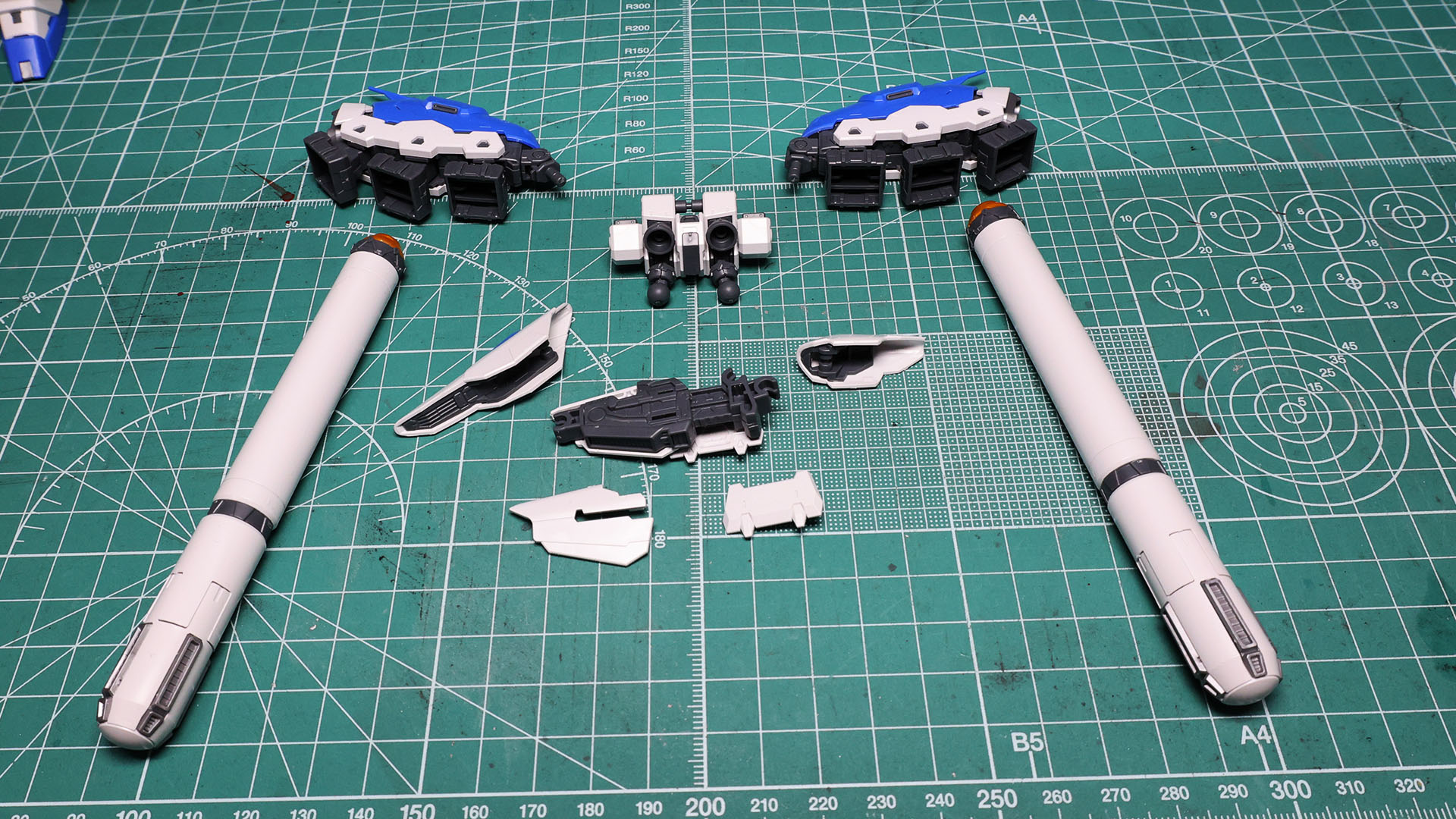 センターブロックも装甲裏も抜かりなく、関節の構造材もかねるディテールで裏打ちされます