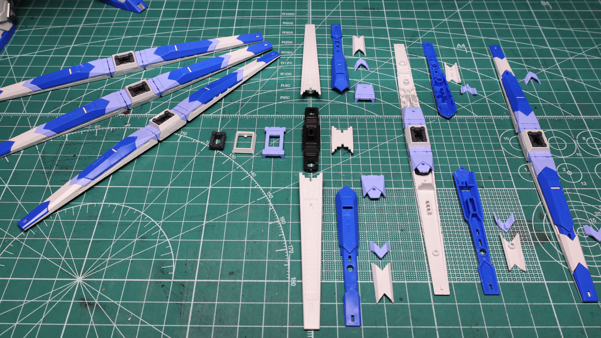 写真中央から右に向かって組みあがっていく段階としています。表面の白と水色のパーツは白を先に組む方がいいと思います