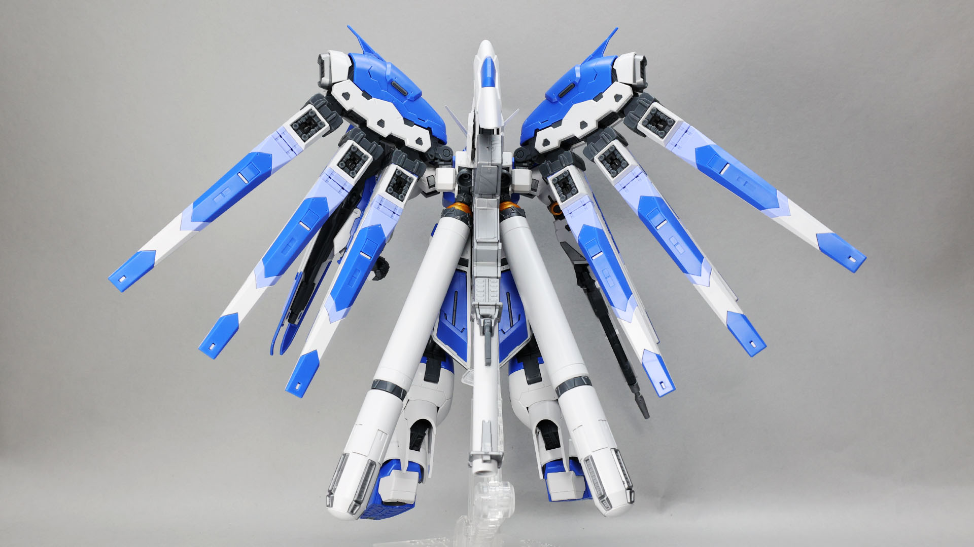 現代風にさらにスタイリッシュにもなったHi-νガンダム