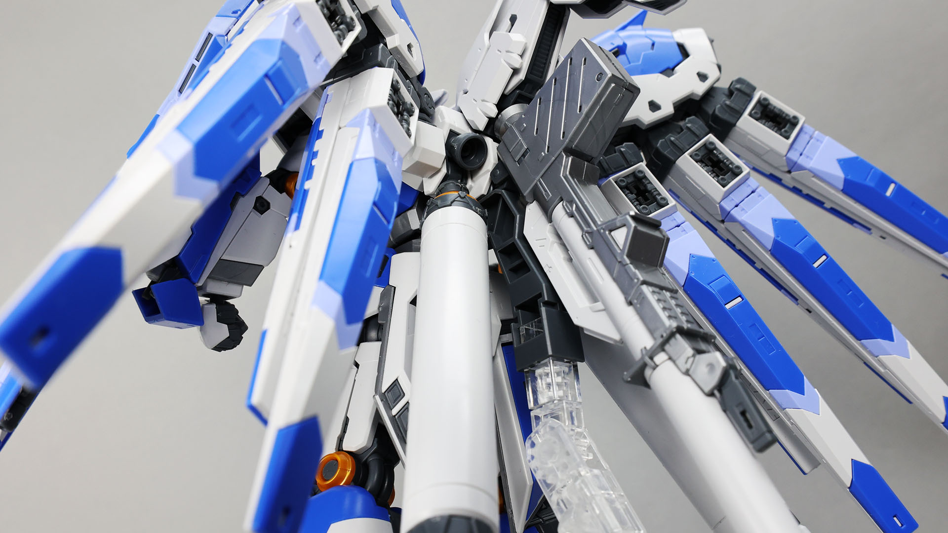 フィン・ファンネルが装備されるリアビューのディテールは迫力満点