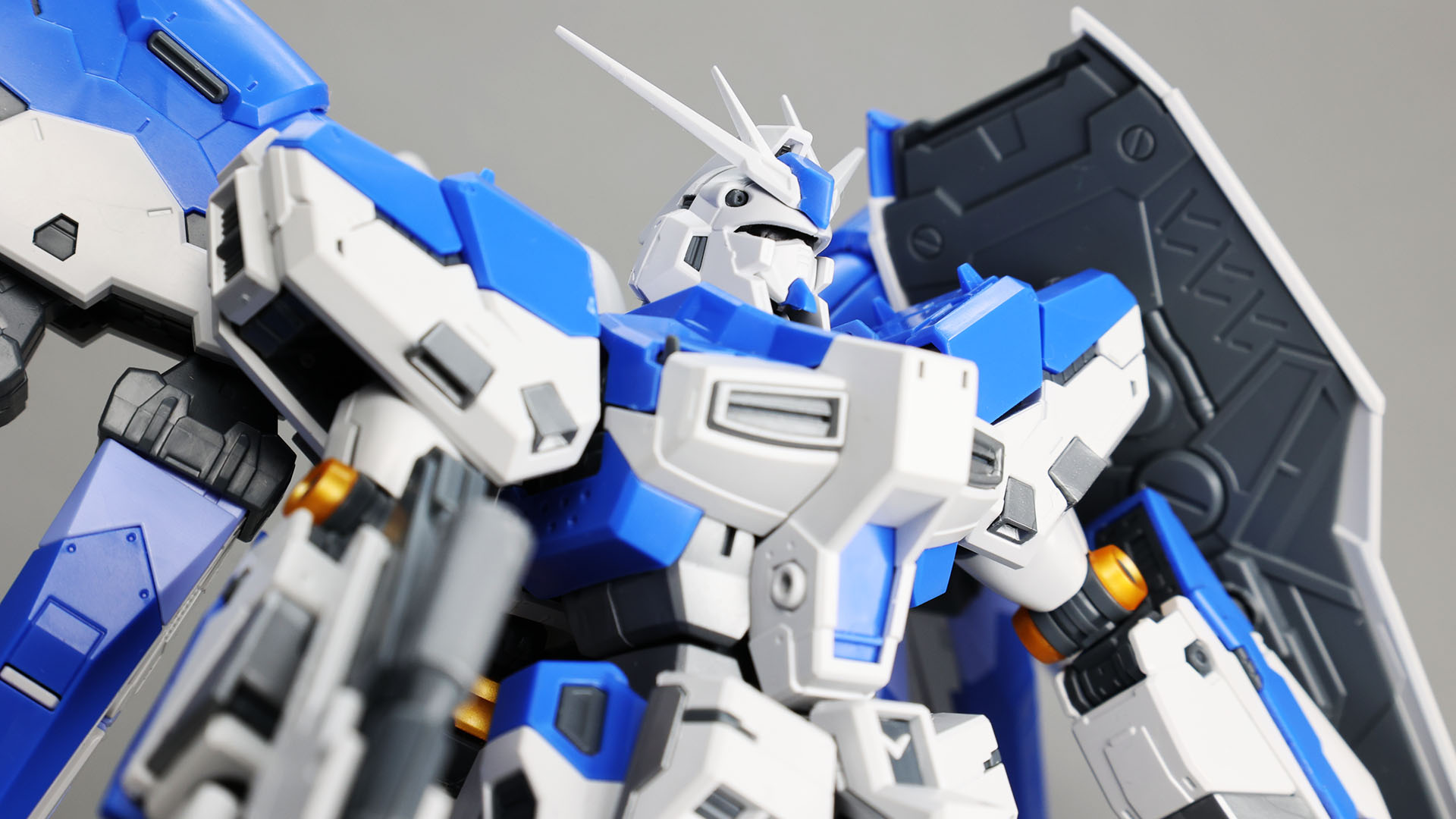 肩はユニコーンガンダムのように展開できます