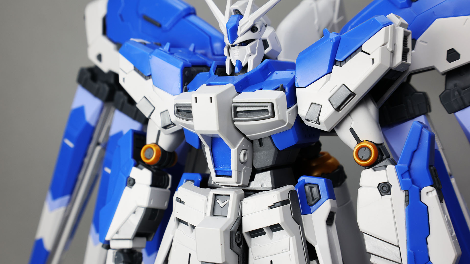 肩はユニコーンガンダムのように展開できます