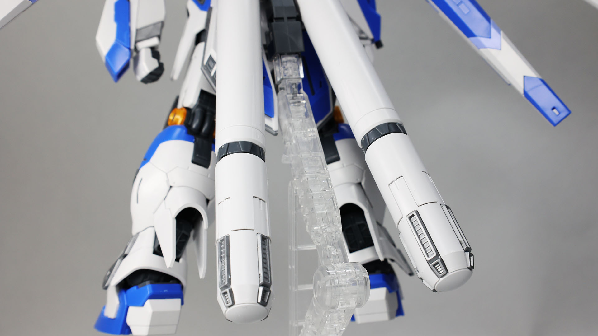 肩はユニコーンガンダムのように展開できます