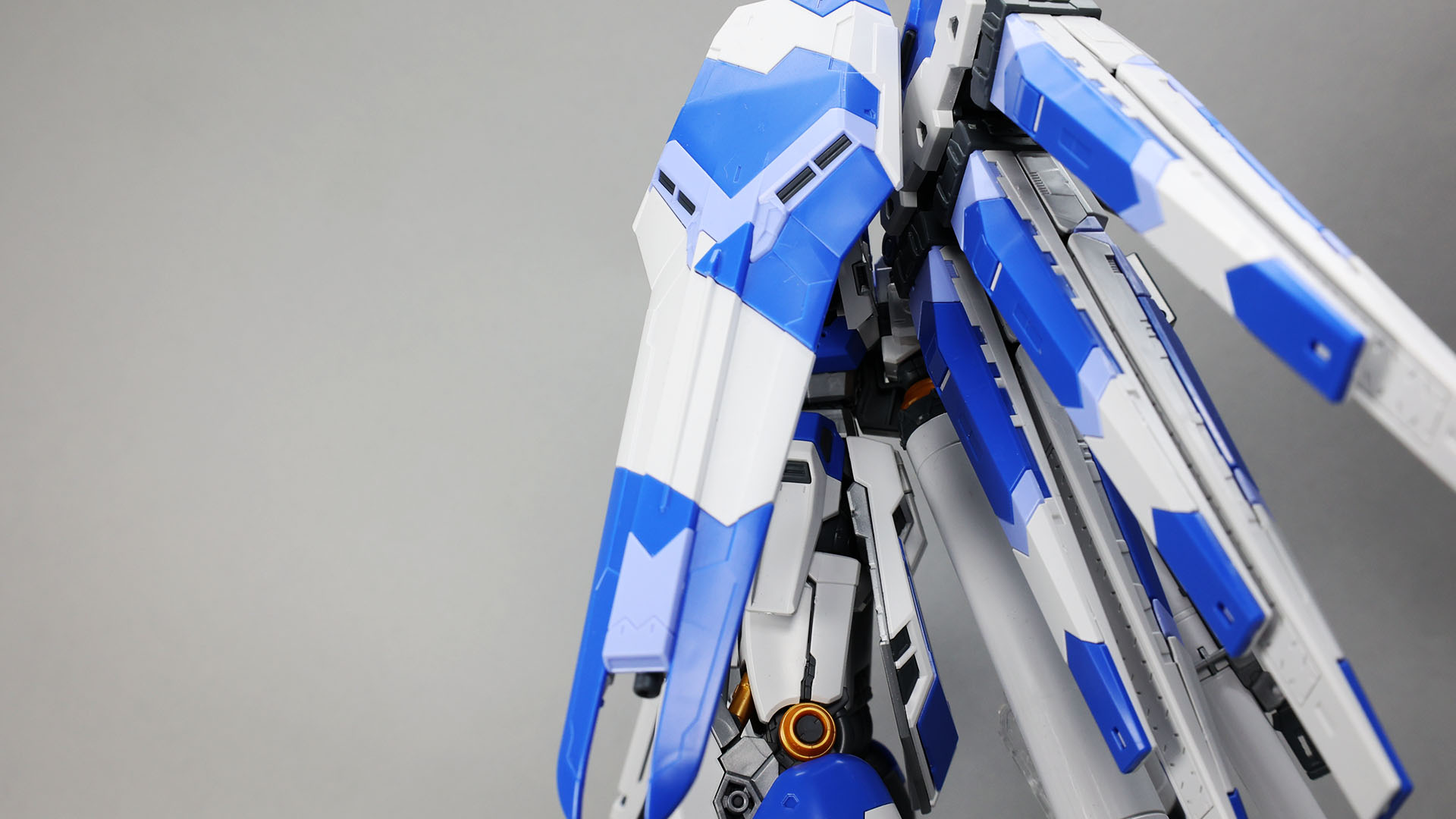 特徴的なカラーリングはパーツ分割で再現