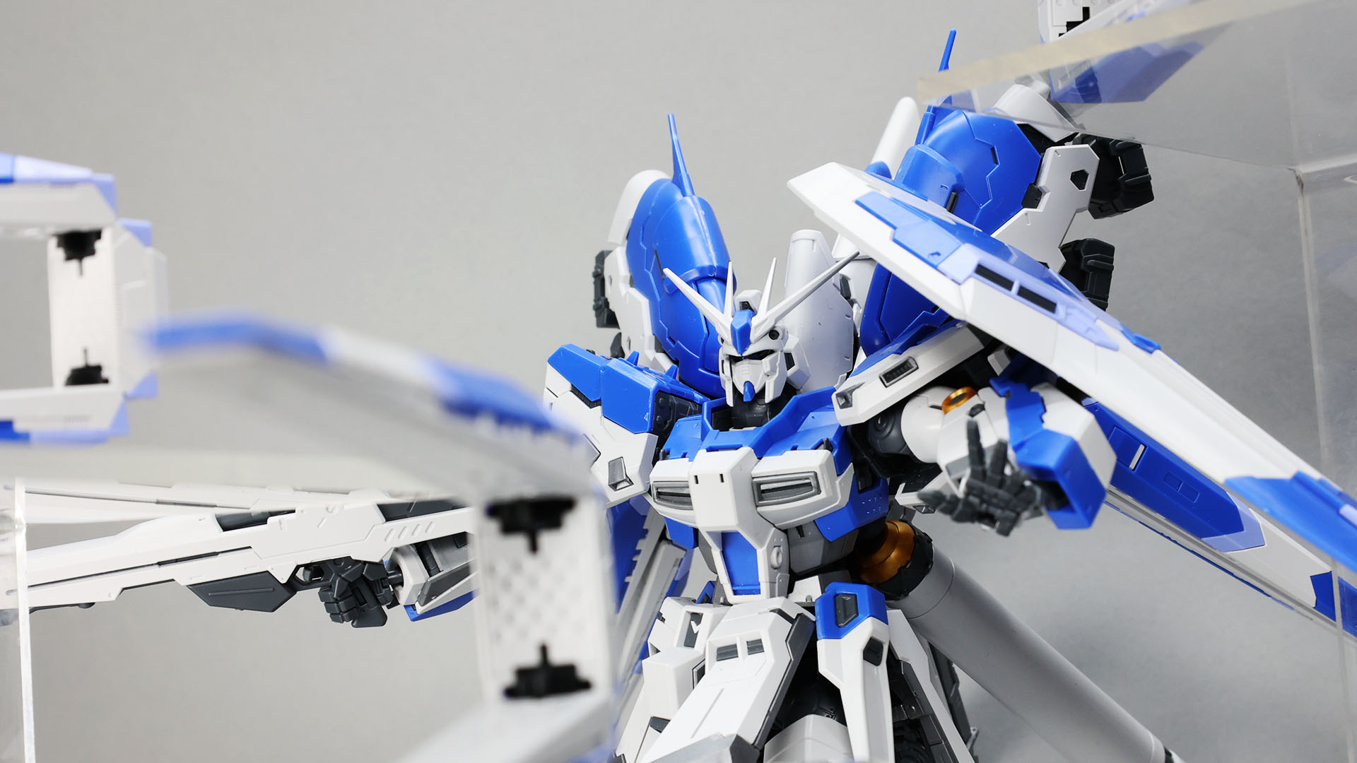 さすがのRGフォーマットのガンプラ、がしがし動かせてポージングもばっちり決まる！