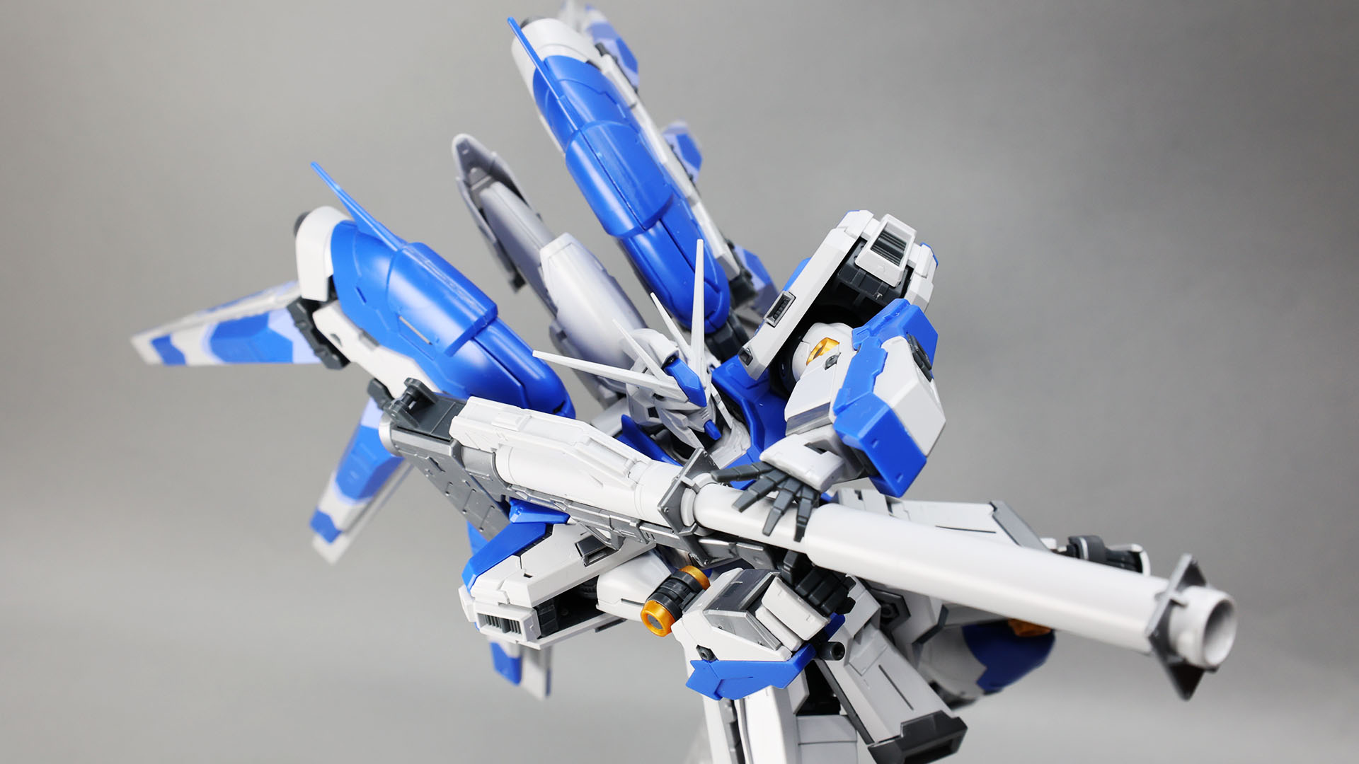 さすがのRGフォーマットのガンプラ、がしがし動かせてポージングもばっちり決まる！