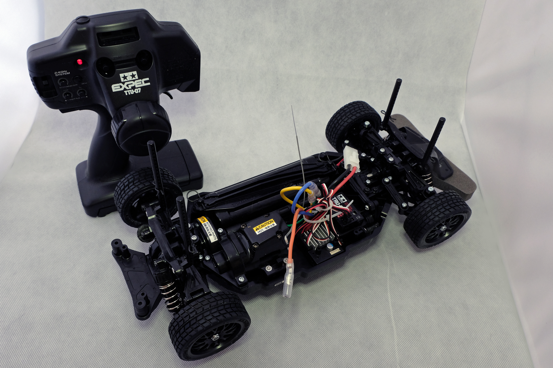 ボディを外した状態。4WD（四輪駆動）ながらシンプルなメカだ