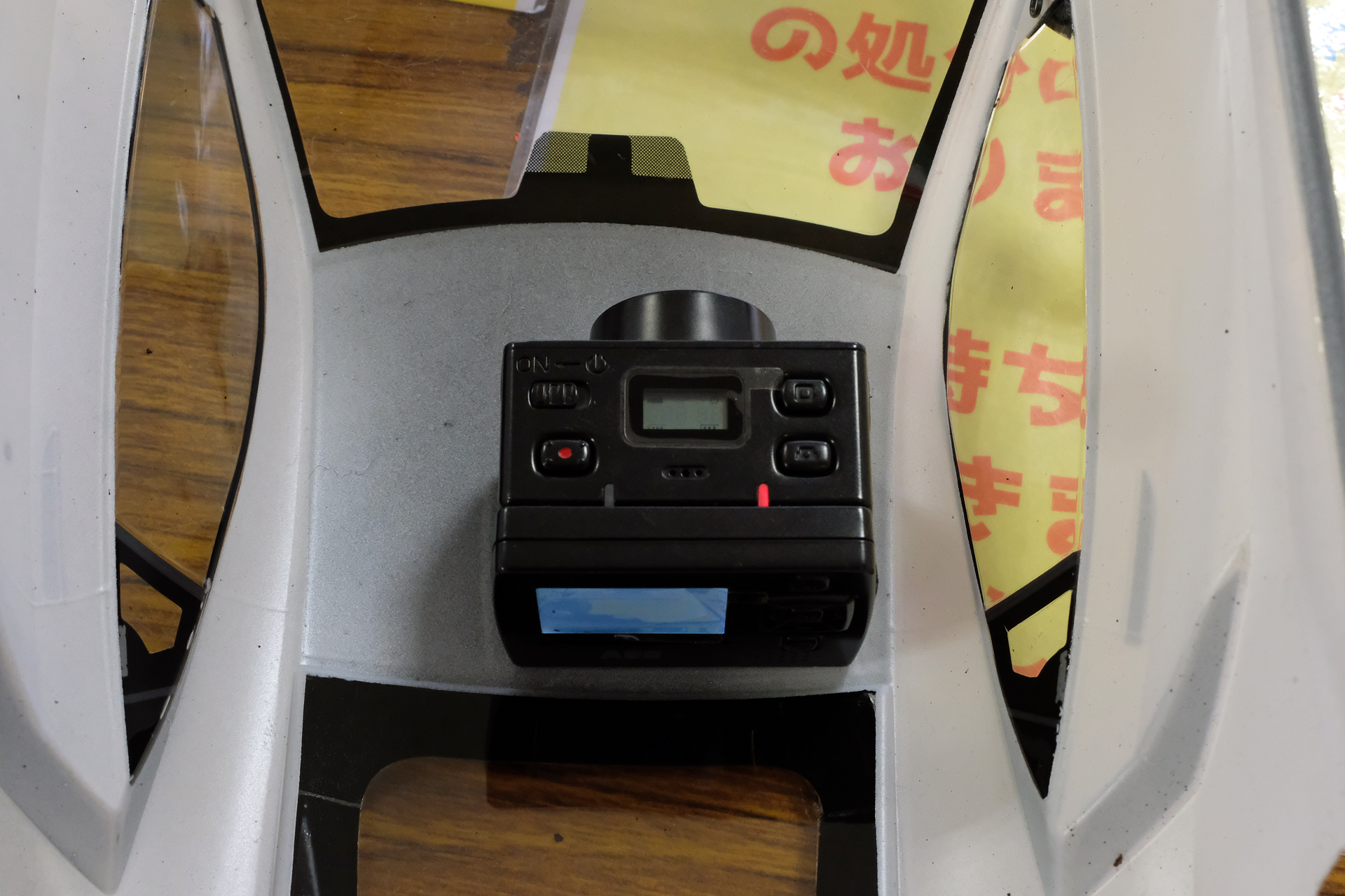 誰でもできる簡単な搭載方法だが、レース映像の様な迫力ある走行が確認できた