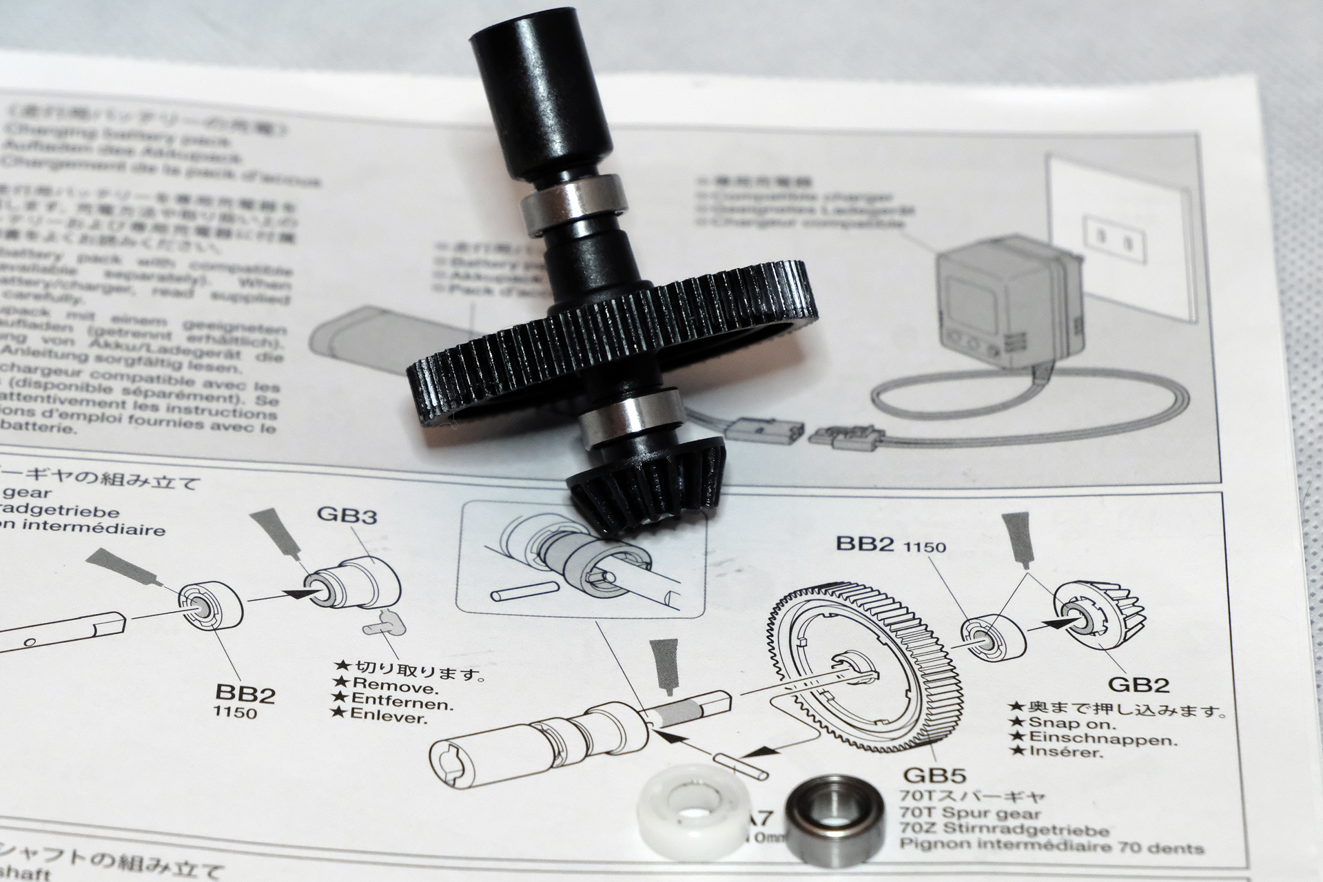 一番最初に組み立てた、スパーギアのプラベアリングもボールベアリングに変える