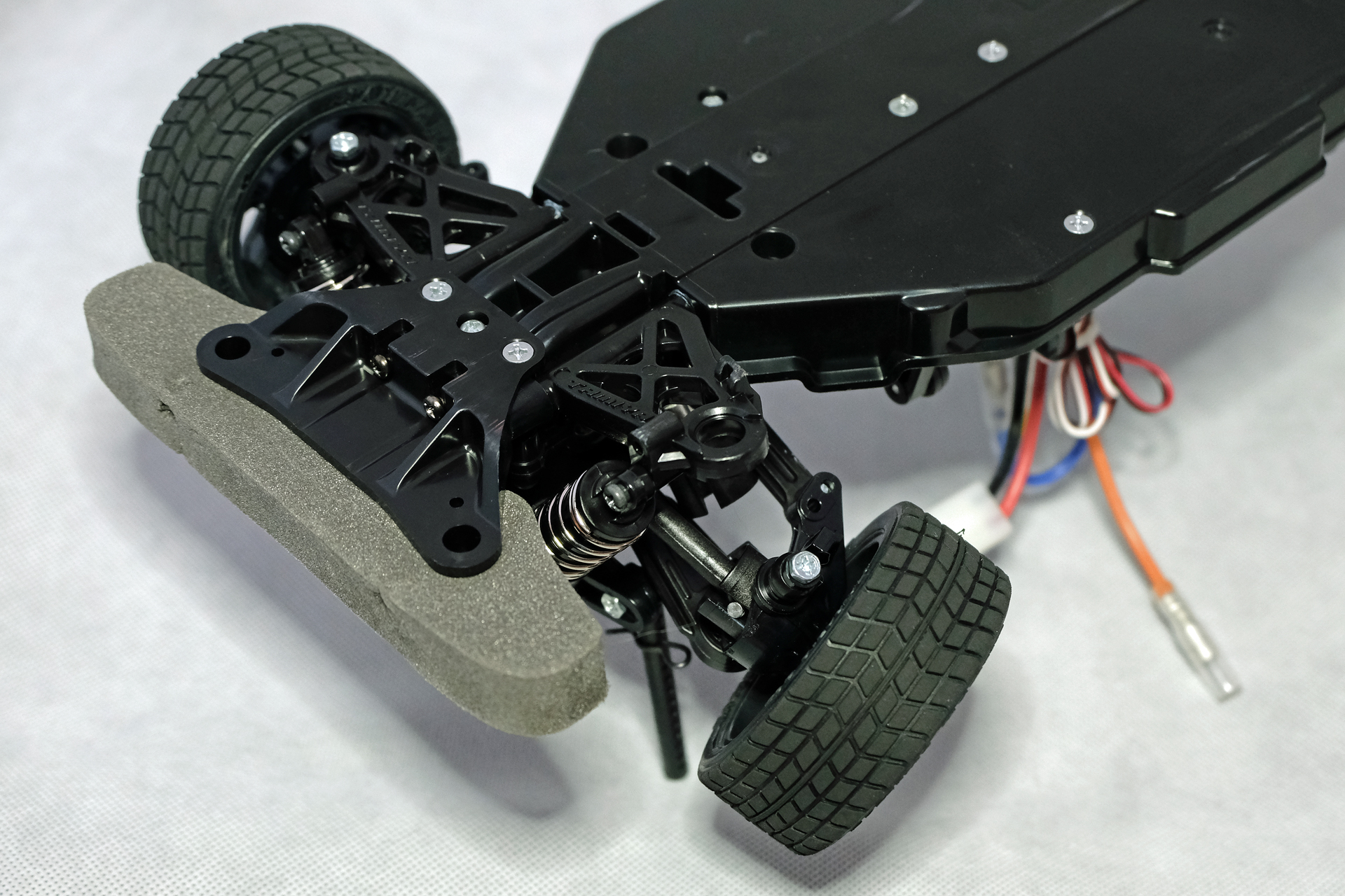 フリクションボールはサスペンションへパチンとはめ込む「圧入」なので、強い衝撃で外れてしまったと考えられる