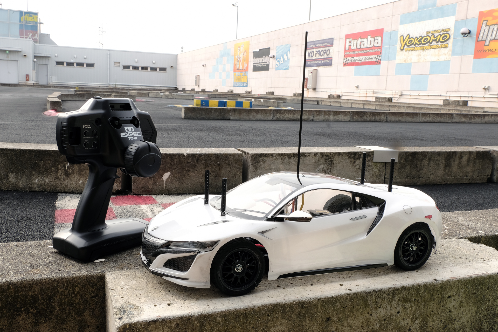 「NSX」でレーシングコースデビュー！　アクセルやハンドル操作のレスポンスがとても良く、まるで自分が乗って運転している感覚に近いと感じた