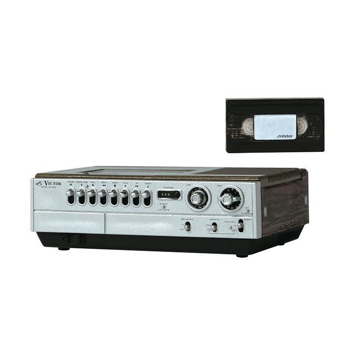 「VHSビデオカセッター（HR‐3300）・VHSテープ」。付属のVHSテープを本体に収納できる