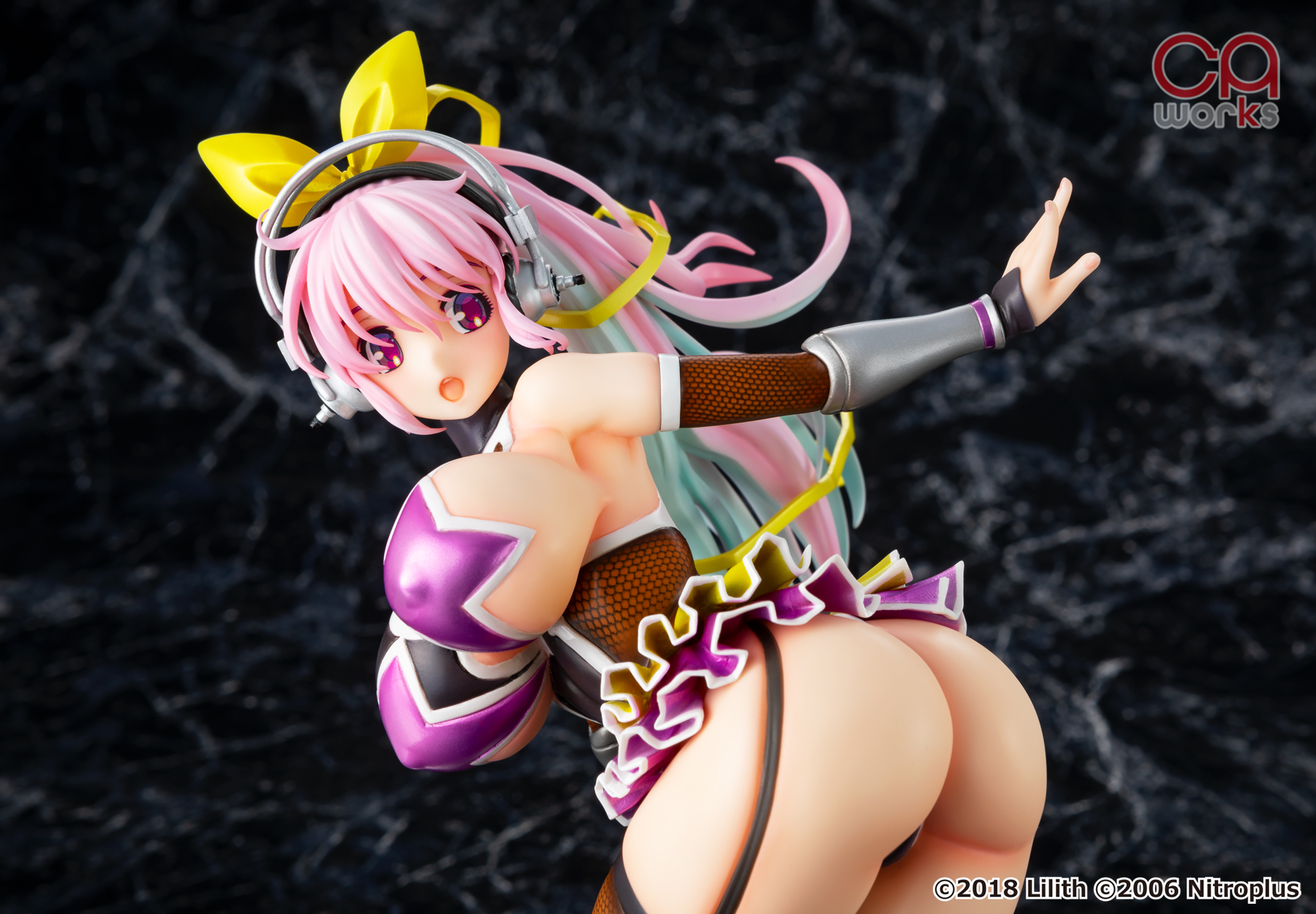 「キャラアニ.com」予約特典「複製サイン入りオリジナル色紙」、「キャラアニ限定特装版」のB2タペストリー