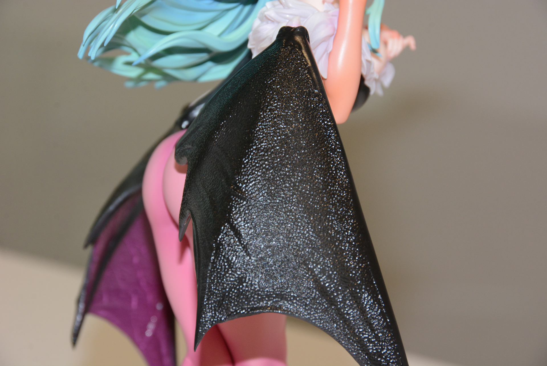 フラッシュを当ててよりディテールによってみた。細かい表面処理などが確認できる