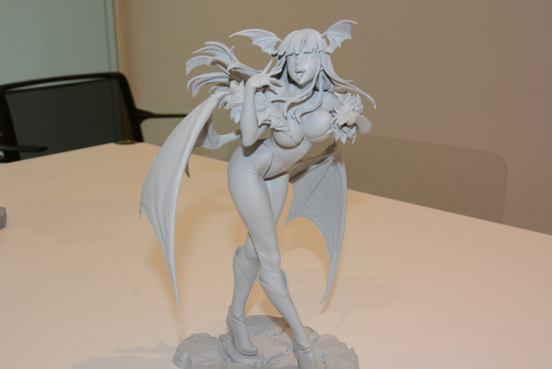 こちらは彩色されていない原型。造形の繊細さが実感できる