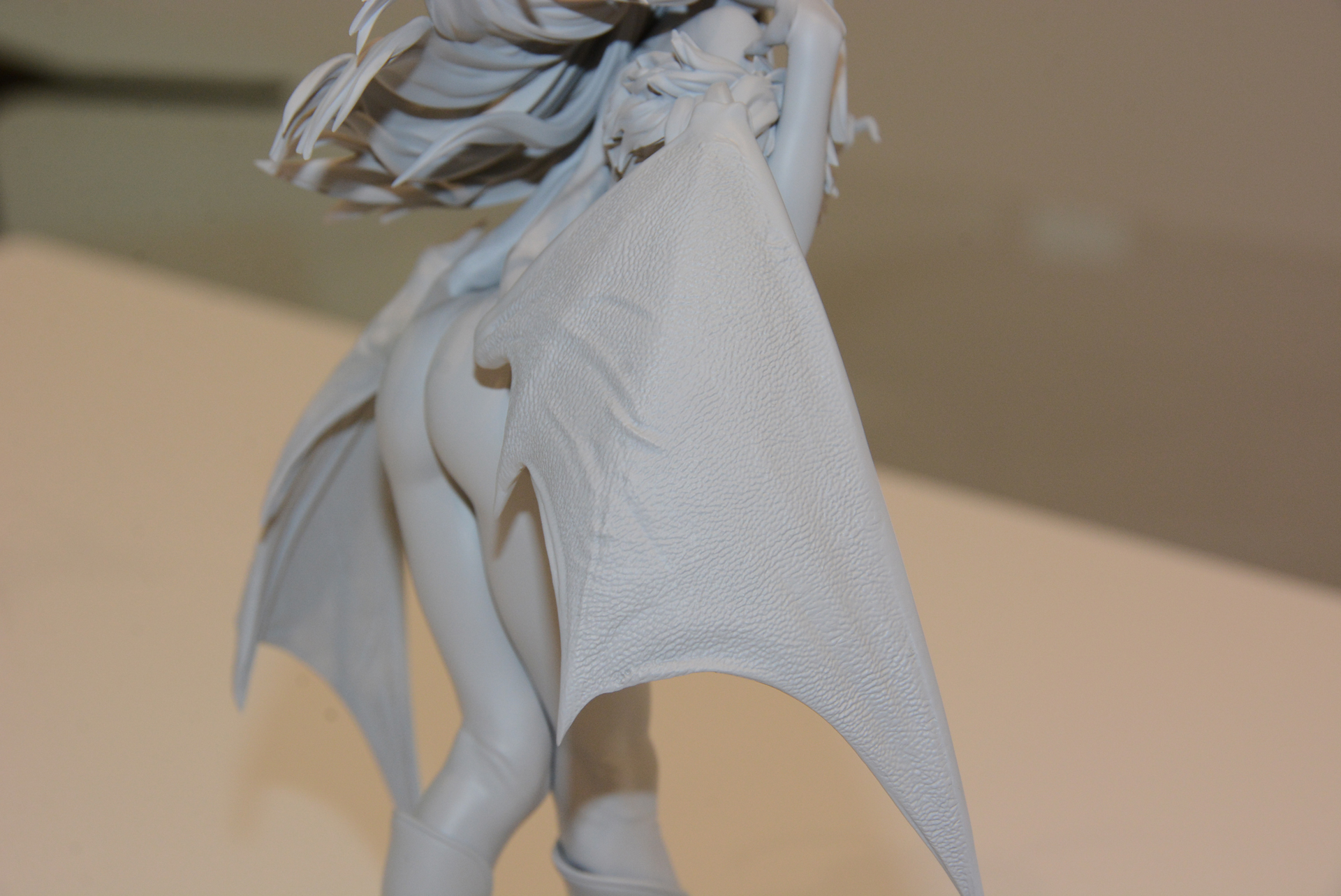 こちらは彩色されていない原型。造形の繊細さが実感できる