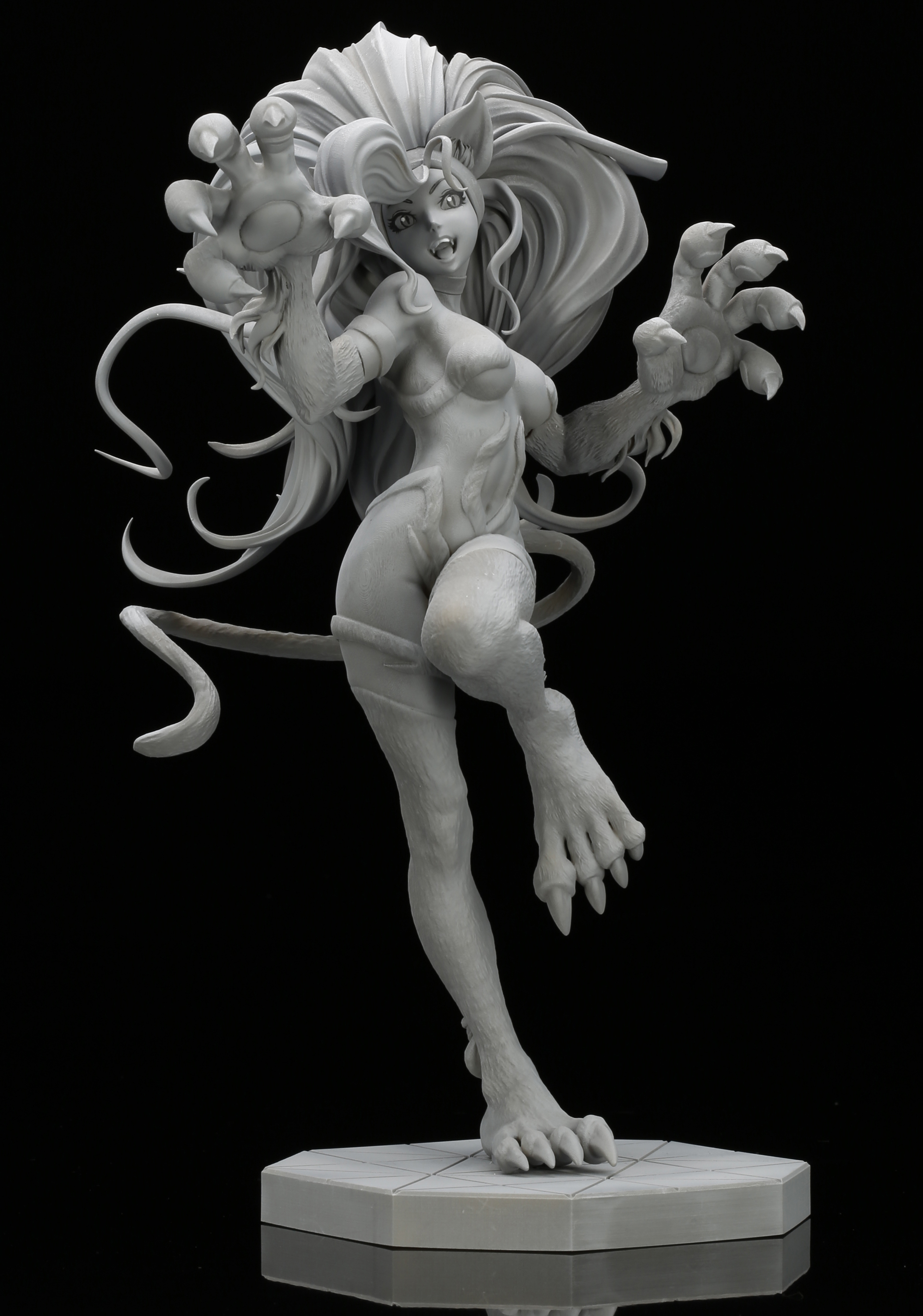 フィギュアでは手が大きく、爪が鋭い。肩幅が広かったり、スポーティーな雰囲気がある