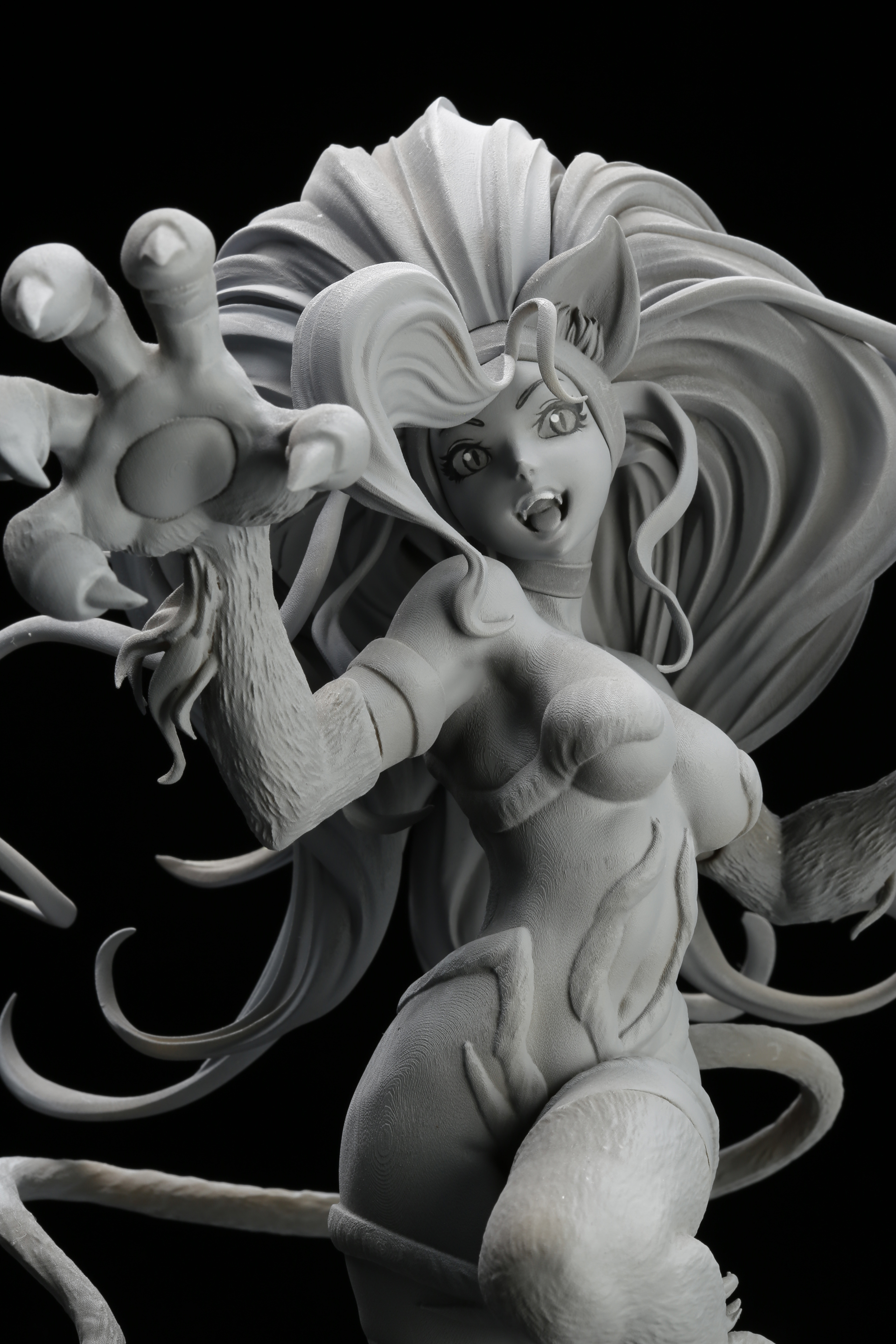 フィギュアでは手が大きく、爪が鋭い。肩幅が広かったり、スポーティーな雰囲気がある