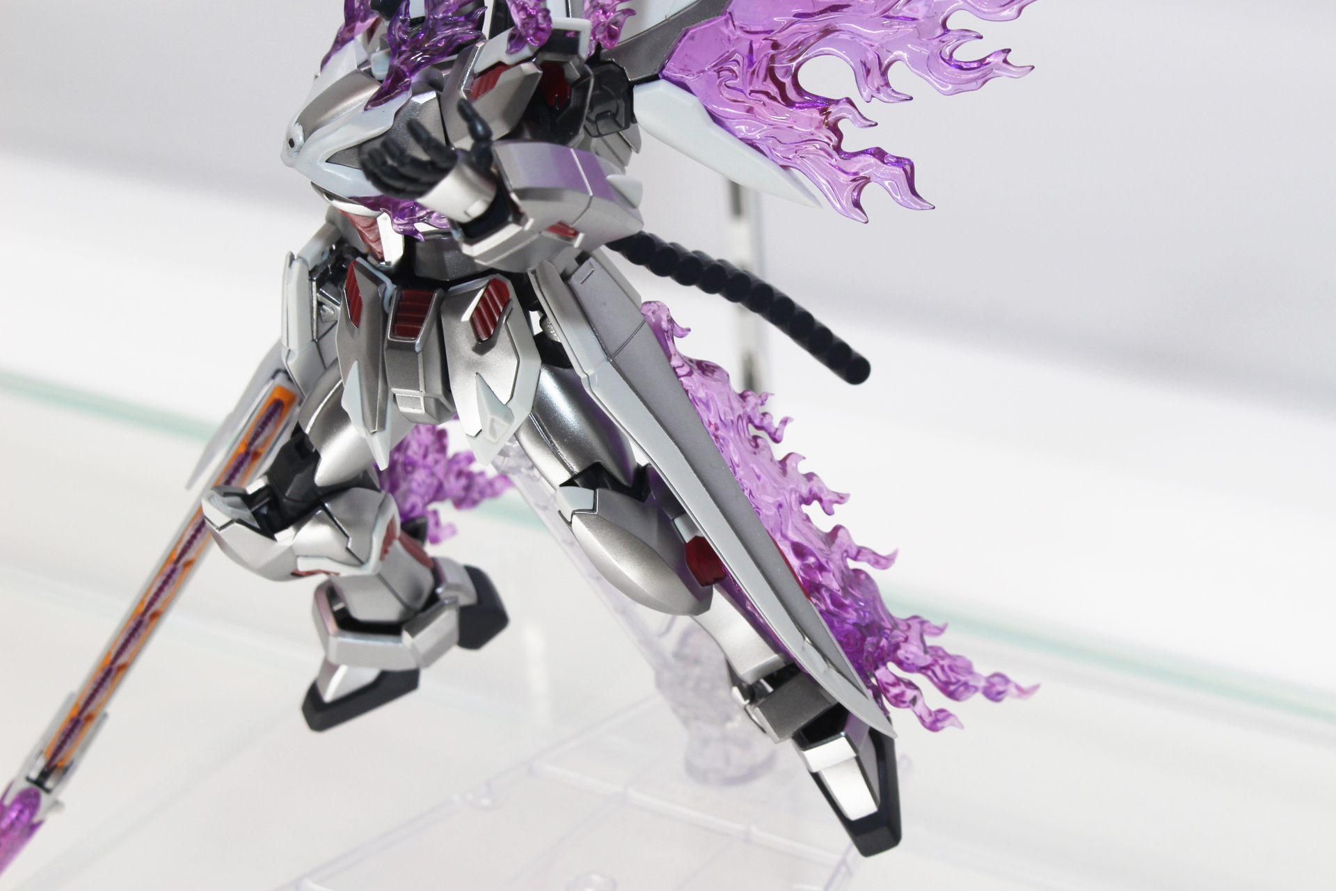 腰部のフレイム・ライフル。ビーム攻撃時のポーズも取れる