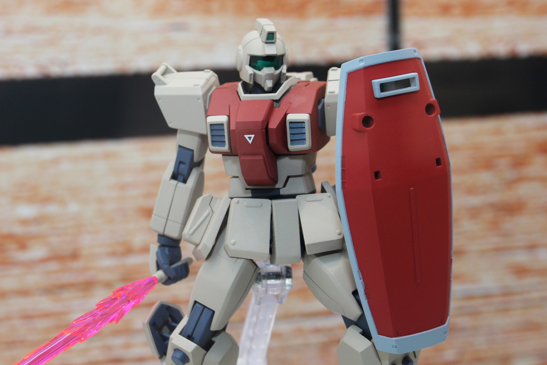 RGM-79ジムとはシルエットもカラーリングもずいぶん違う。シールドもシンプルだ