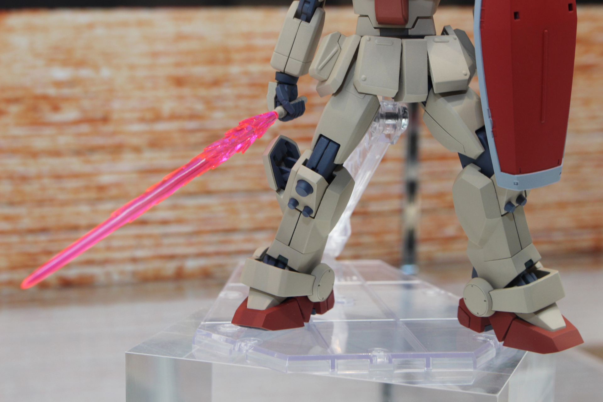 脚部のサーベルラックが開いている。ヒザのスパイクなど、各所の造形にも注目だ