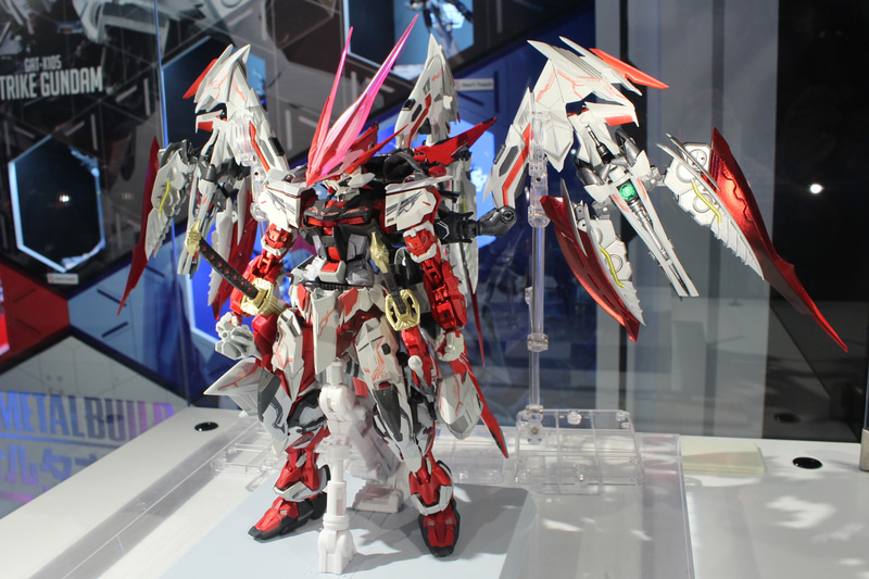 「METAL BUILD ガンダムアストレイ レッドドラゴニクス」。参考出品で、価格、発売日は未定