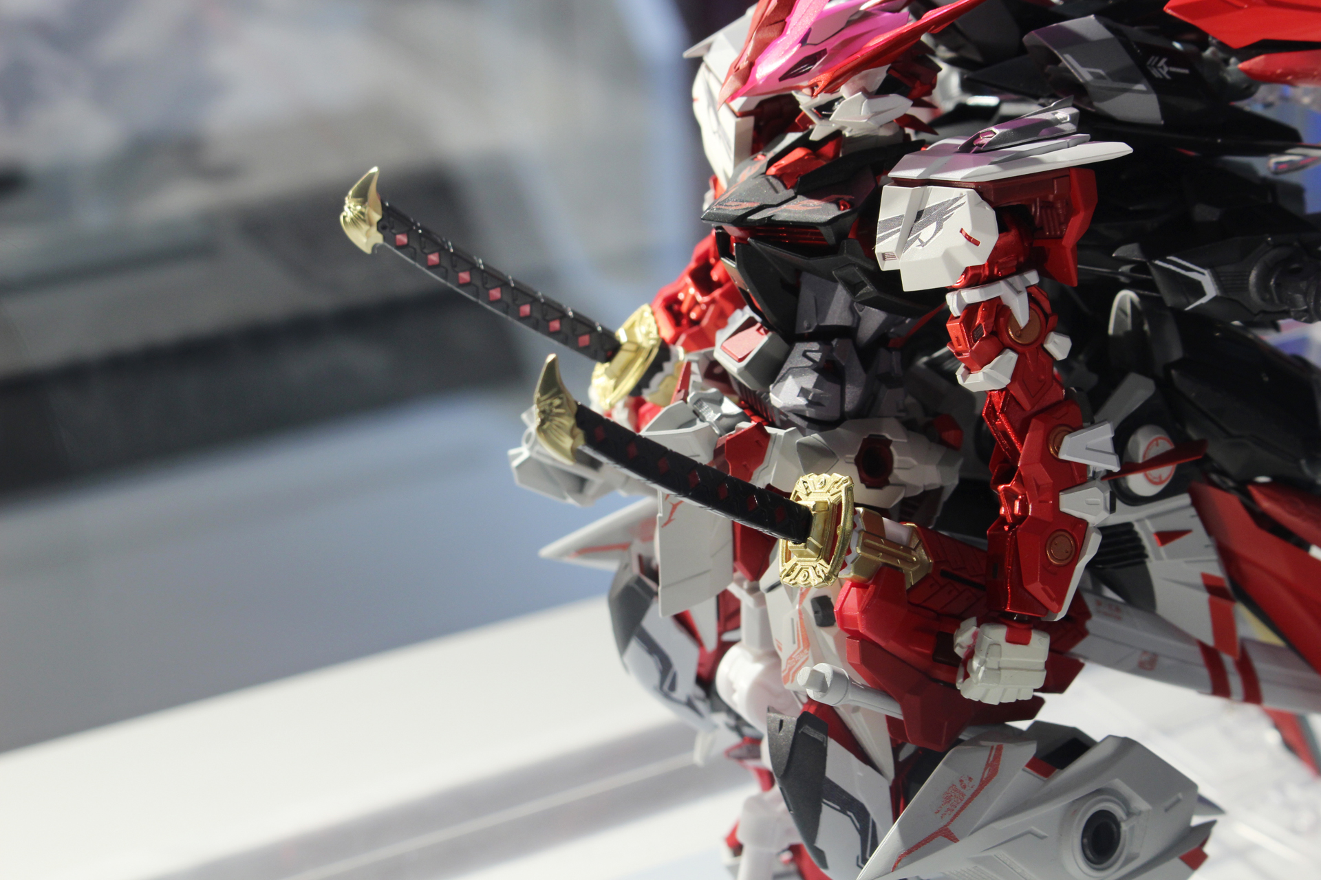 レッドフレームのトレードマークでもある刀「ガーベラ・ストレート」は2本装備している