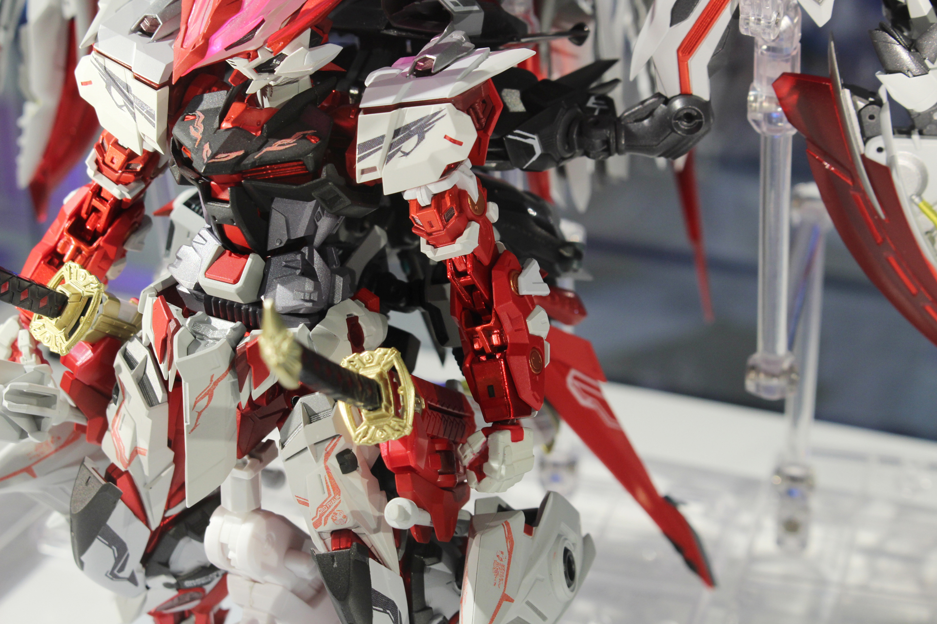 メタルパーツと思われる部分のメタリックレッドが映える