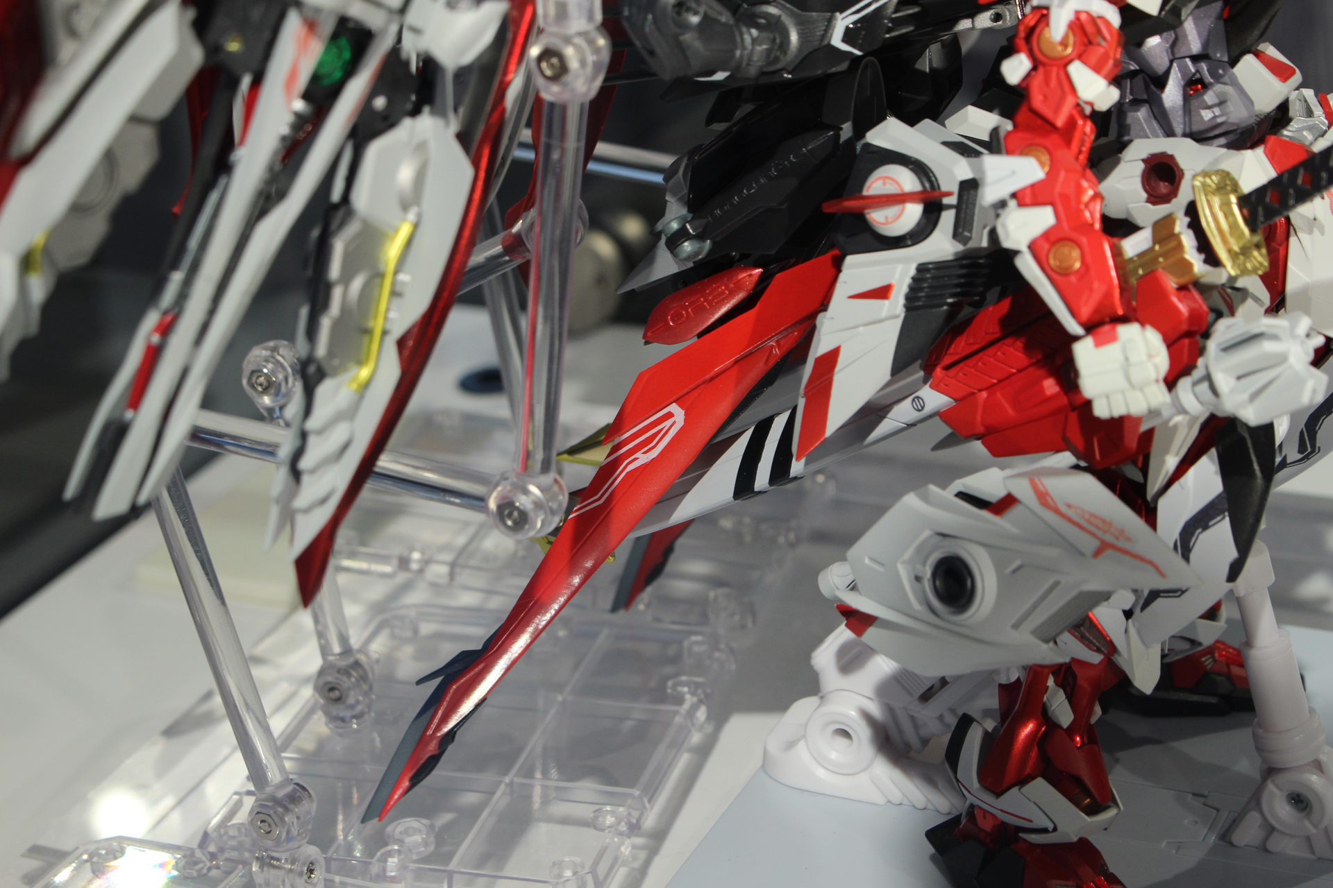 背面にあるウィングのような部位は、光沢のある赤で塗装されている