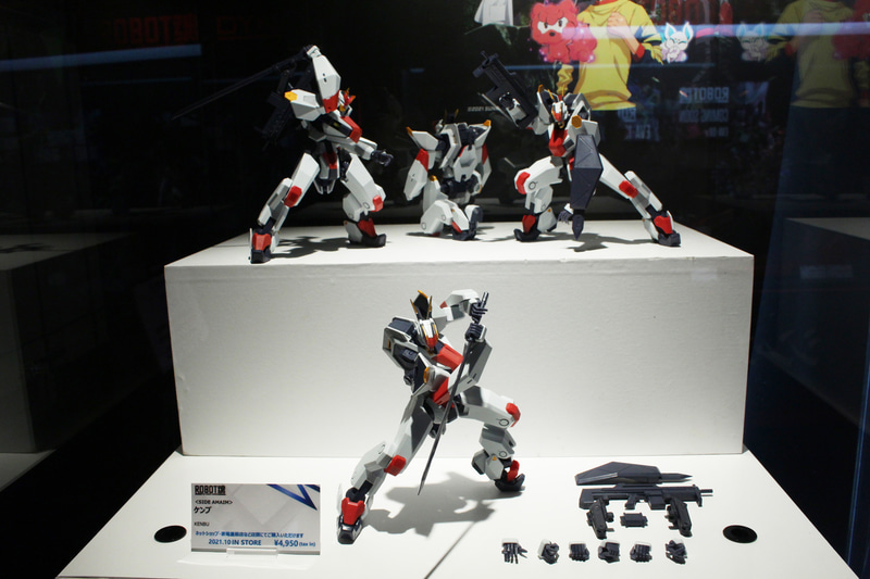 「境界戦機」の展示コーナー。動きの豊かさを表すために、複数のケンブが展示されている