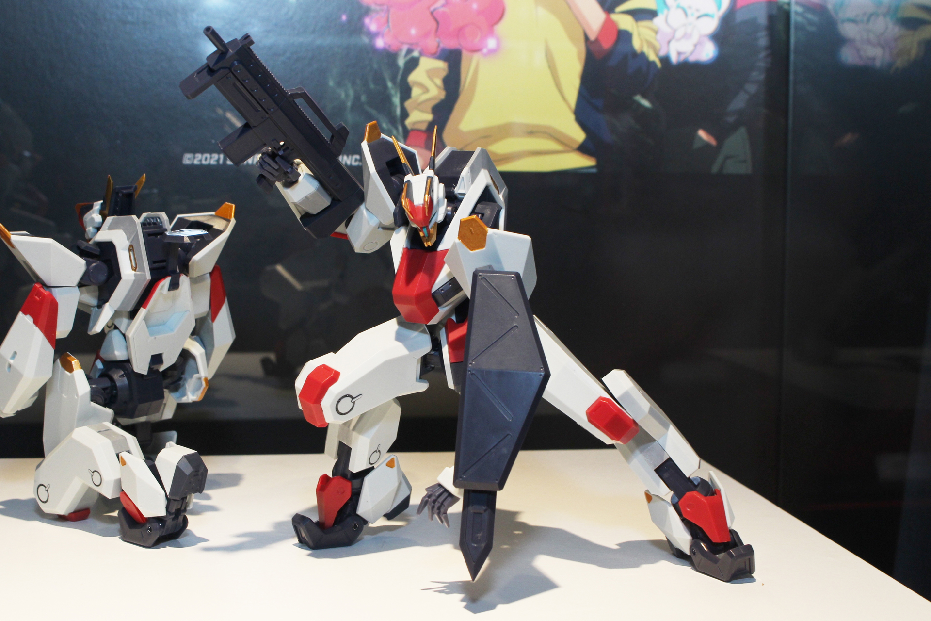 「携行機関砲」と「盾付短剣」を装備したケンブ。武装は付属のウェポンラックに収納可能