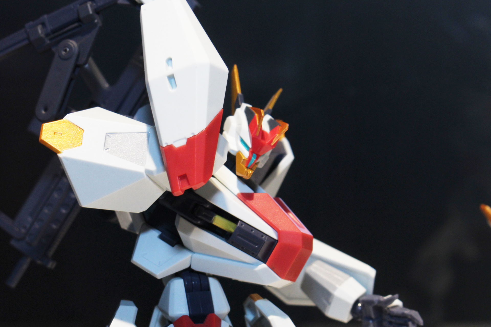 無骨さとヒロイックさが混在する頭部のデザイン